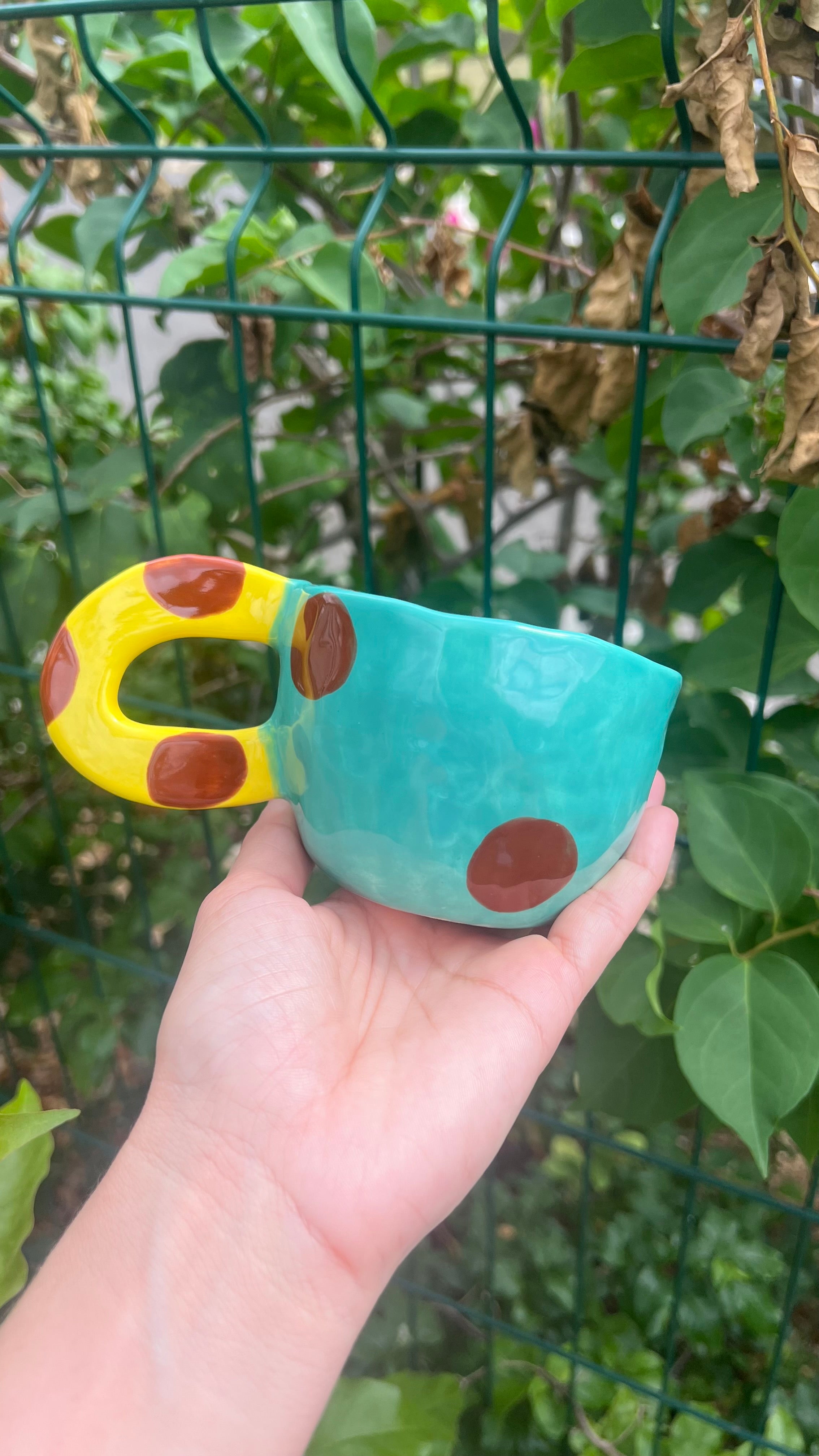 Taza aqua con handle amarillo y puntos brown