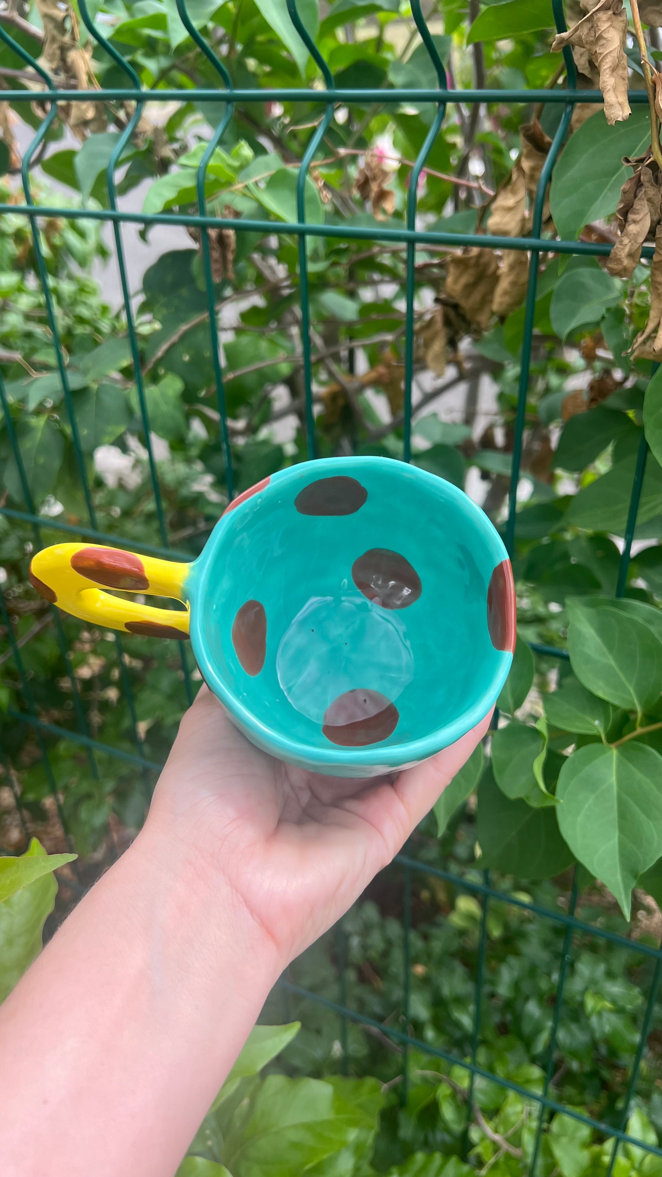 Taza aqua con handle amarillo y puntos brown