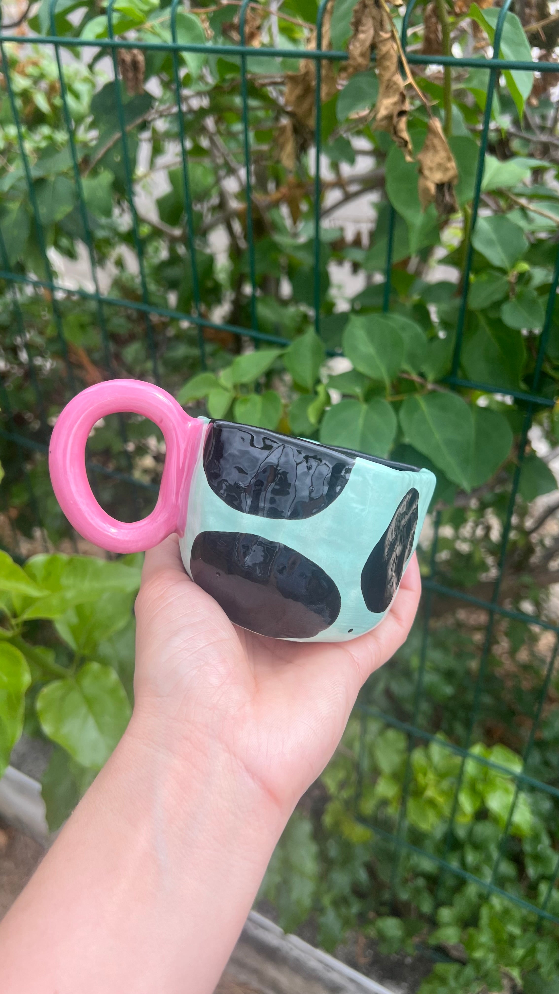 Taza verde con handle rosa circular - circulos negros (vaca)