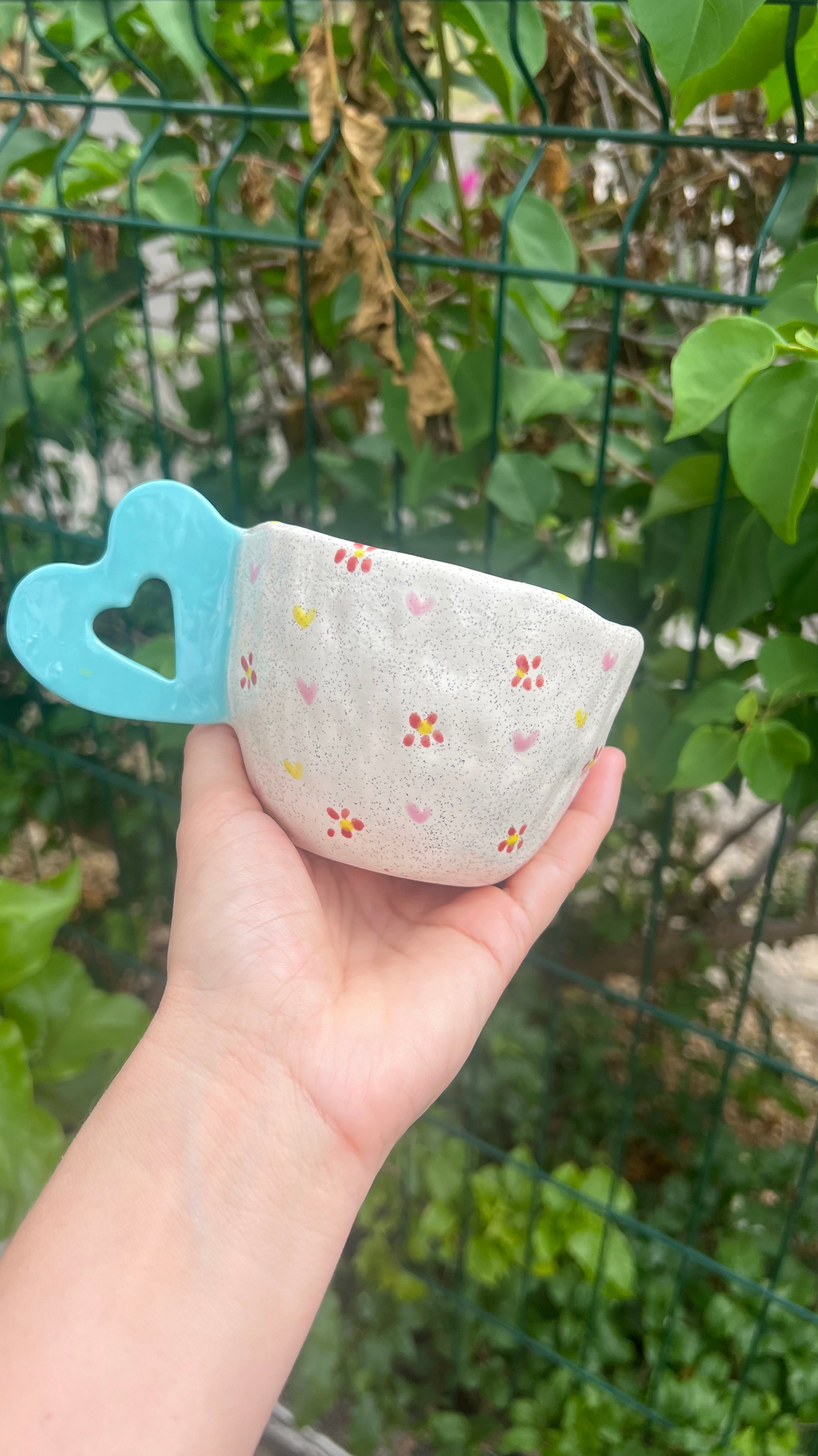 Taza blanca con handle de corazon - florez y corazones