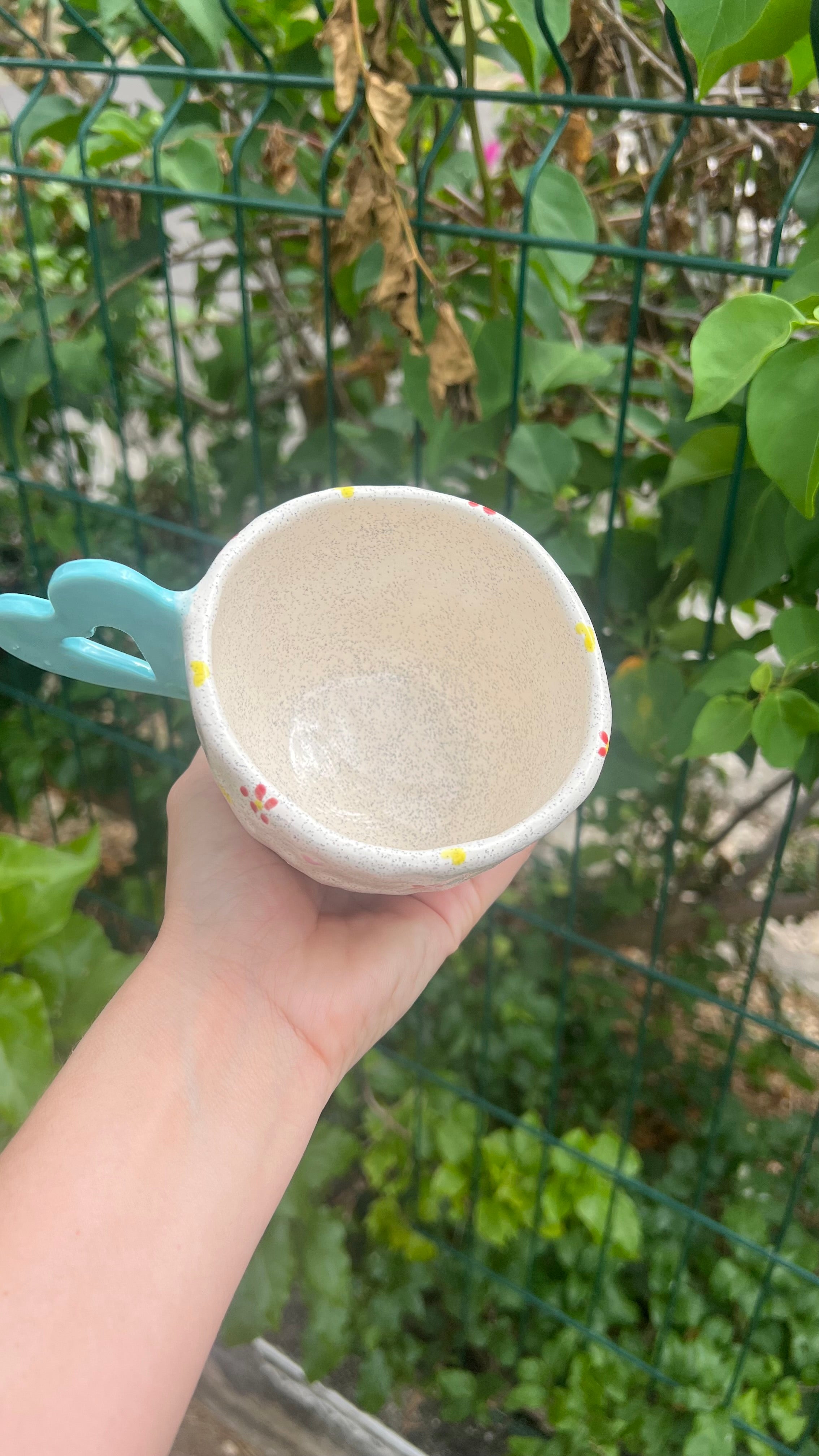 Taza blanca con handle de corazon - florez y corazones