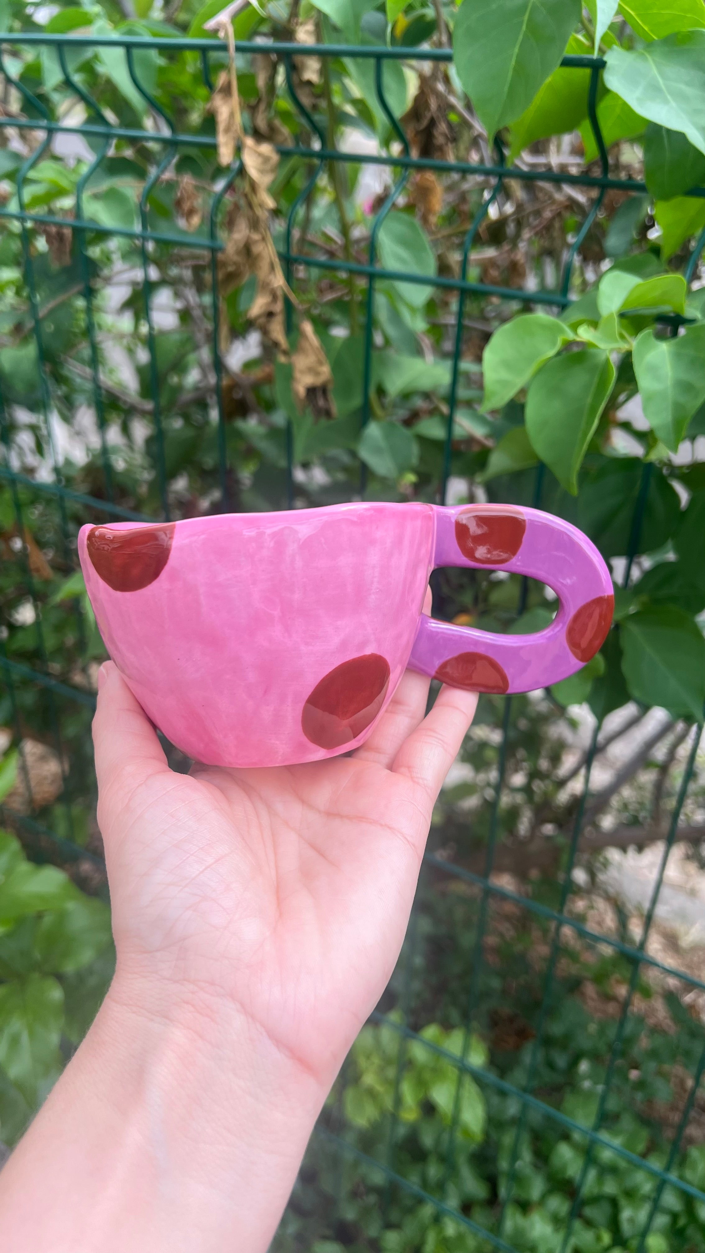 Taza rosa con handle violeta - circulos marrones
