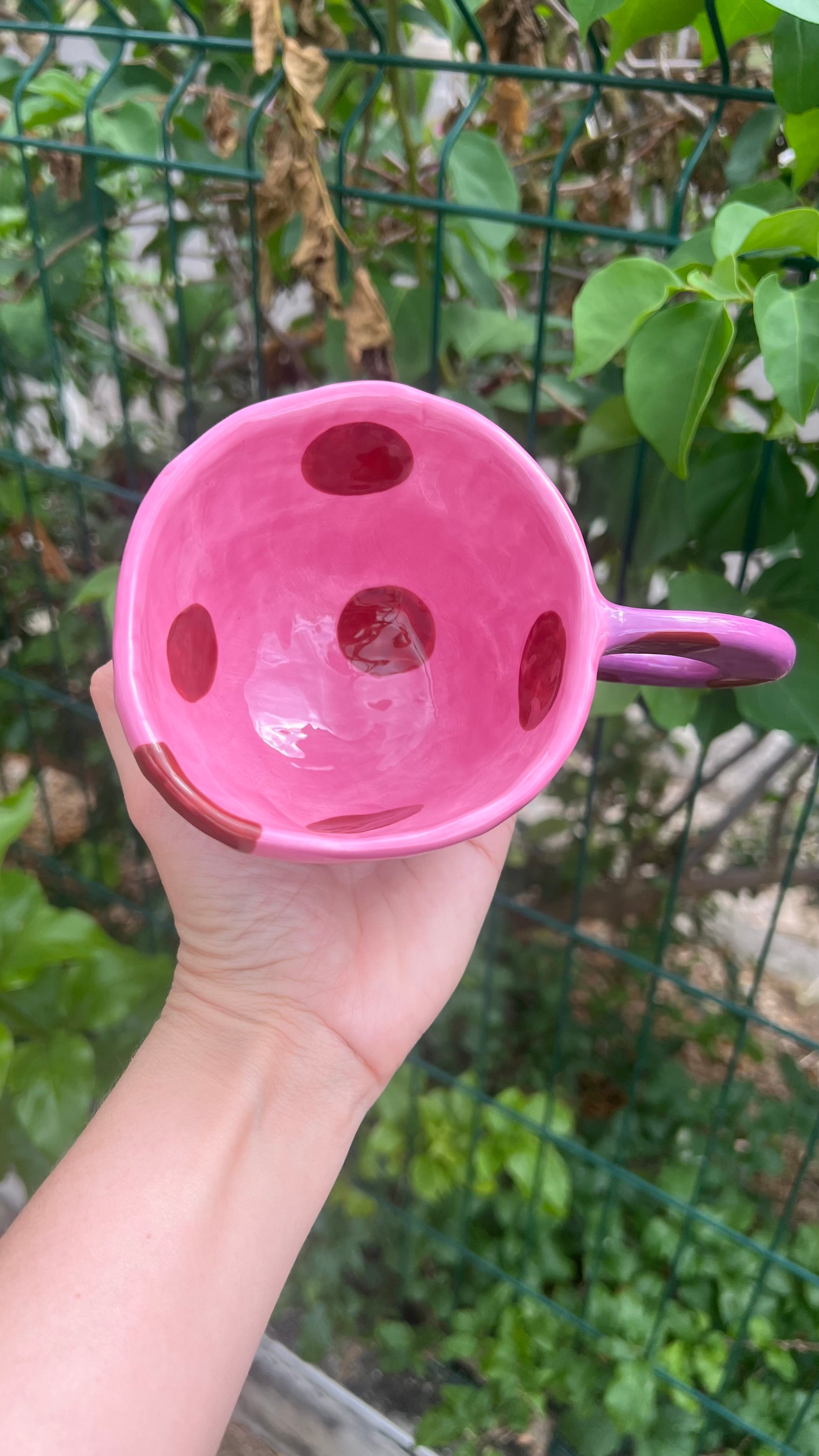 Taza rosa con handle violeta - circulos marrones