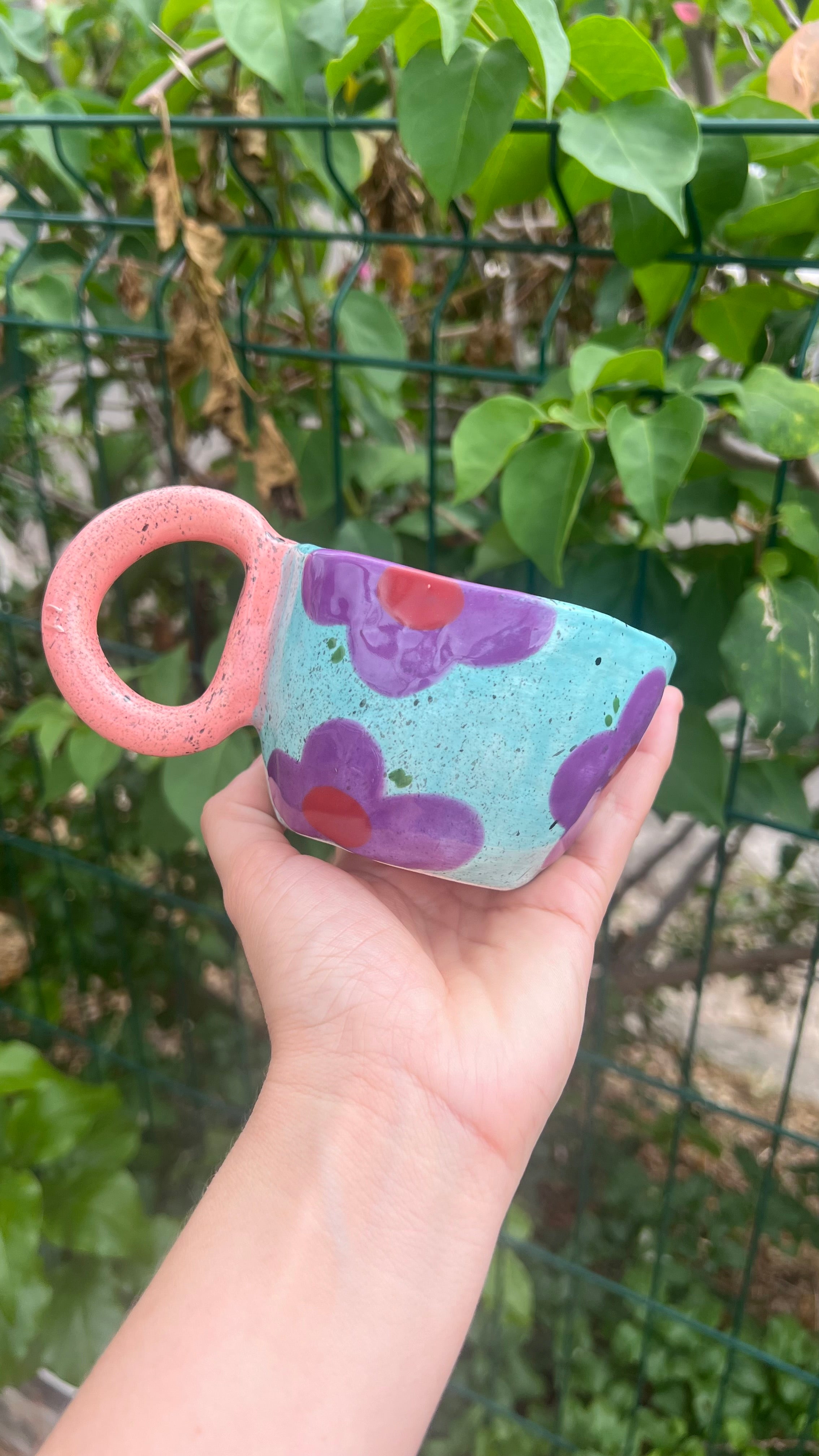 Taza azul con flores violetas - handle rosa