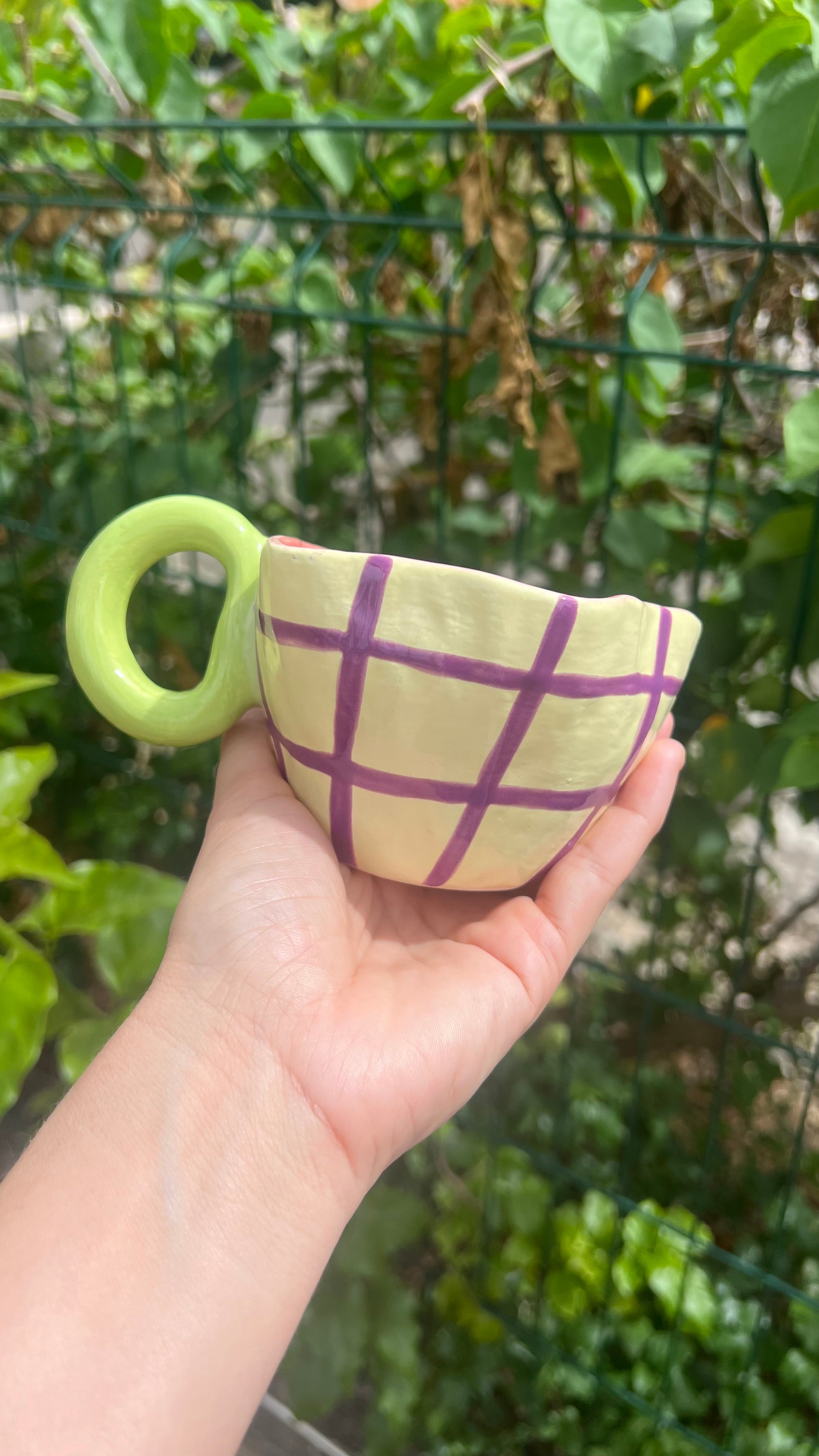 Taza amarilla de cuadritos con handle verde