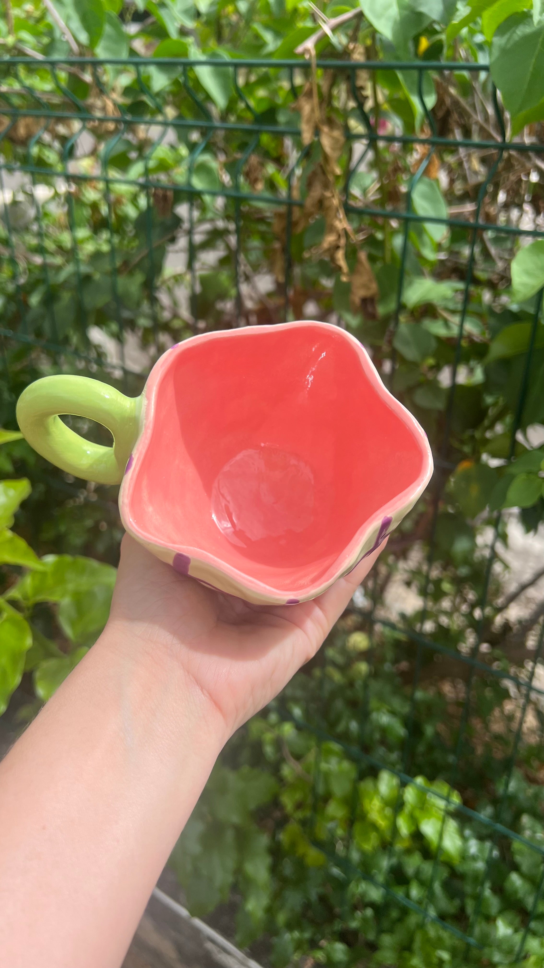 Taza amarilla con handle verde - lineas violetas