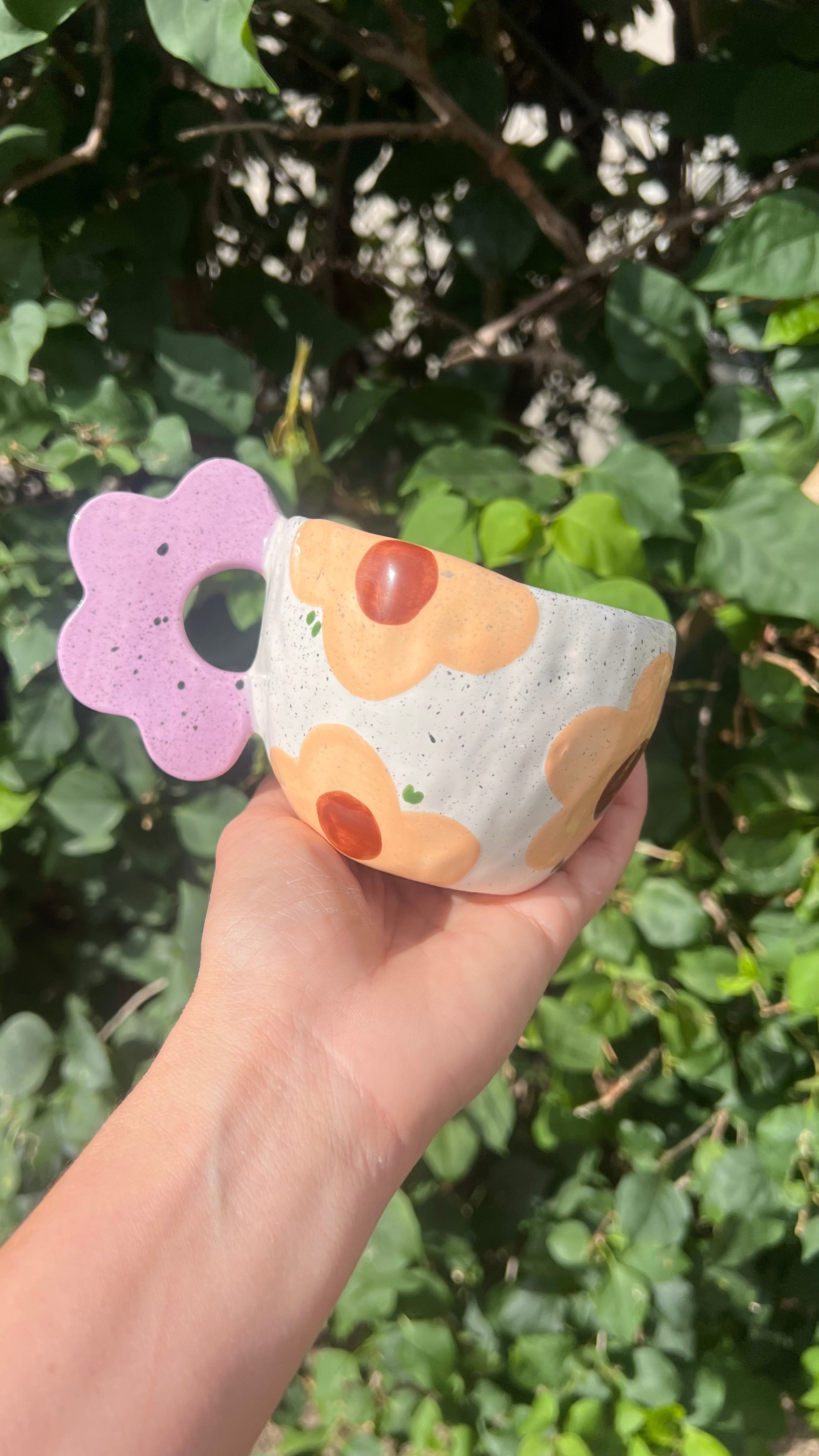 Taza blanca con handle de flor violeta - Flores anaranjadas