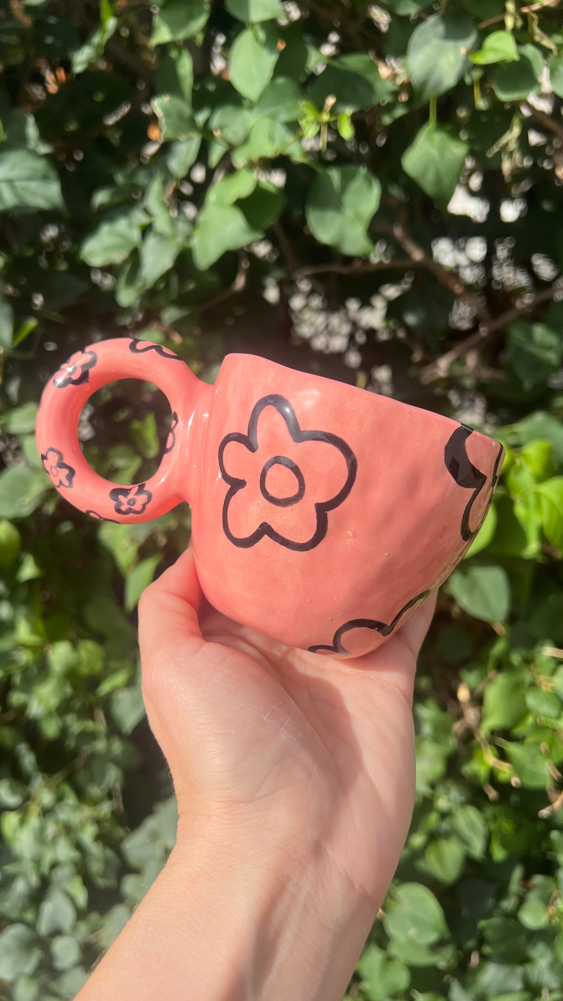 Taza color flamingo - flores negras