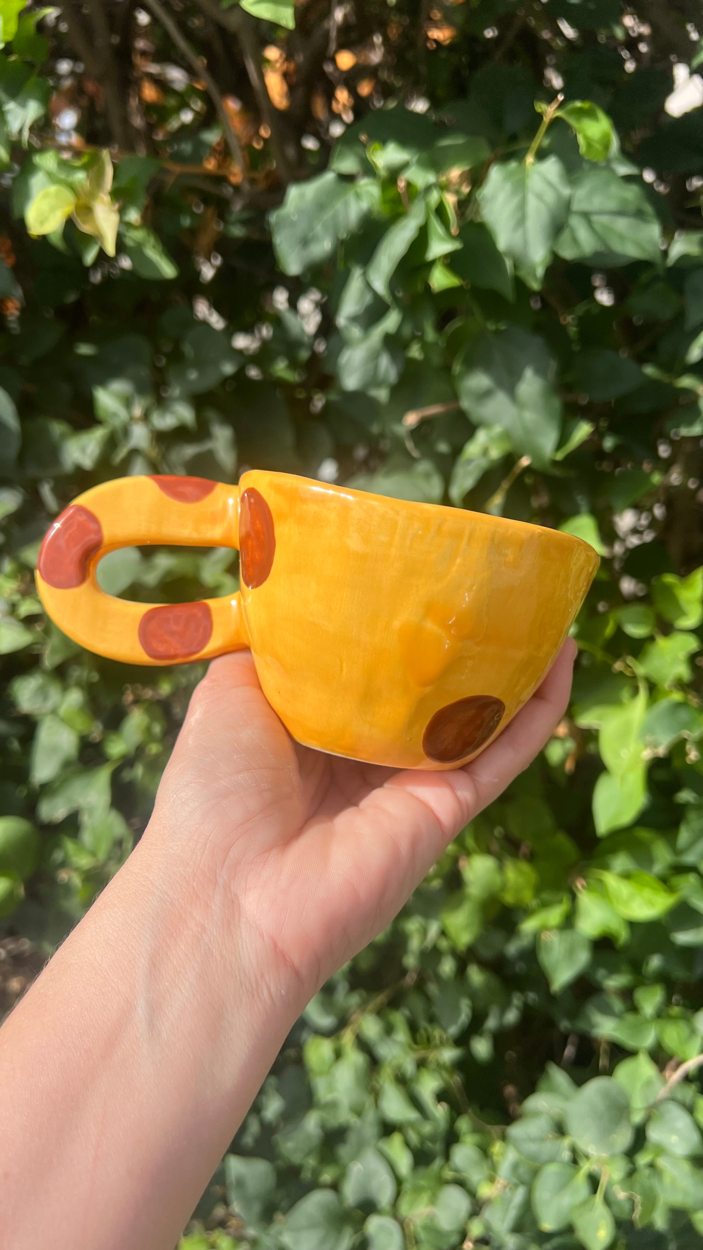 Taza mostaza - círculos color marrón