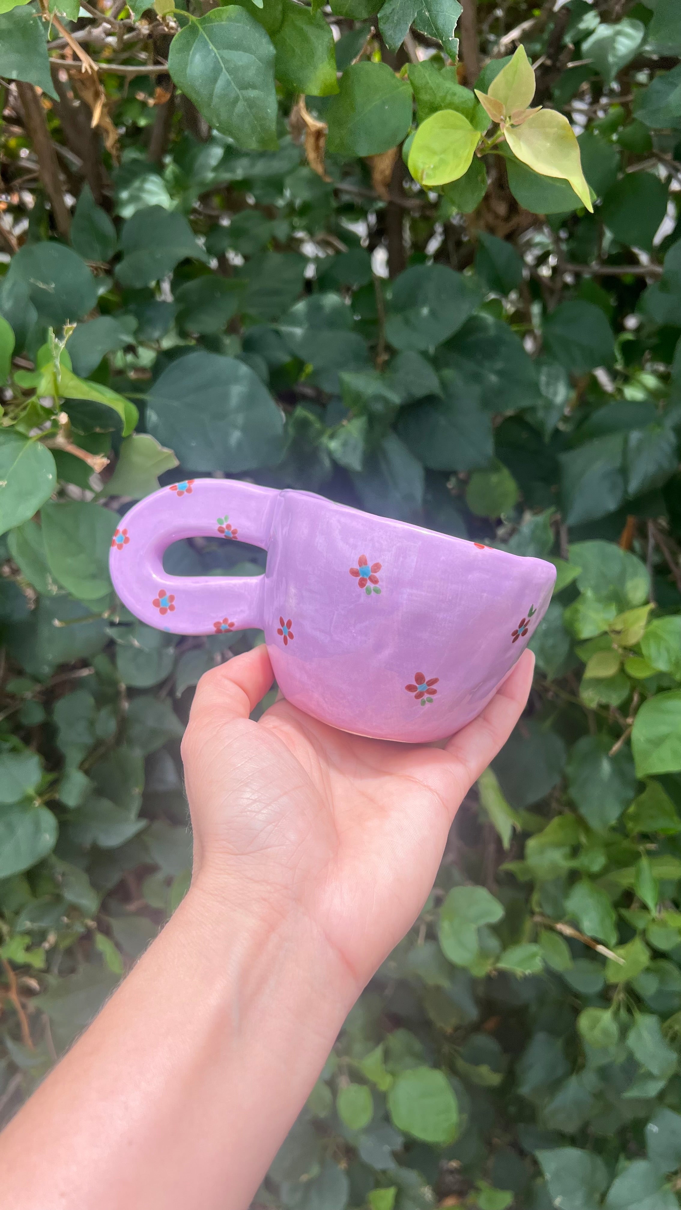 Taza violeta con flores pequeñas