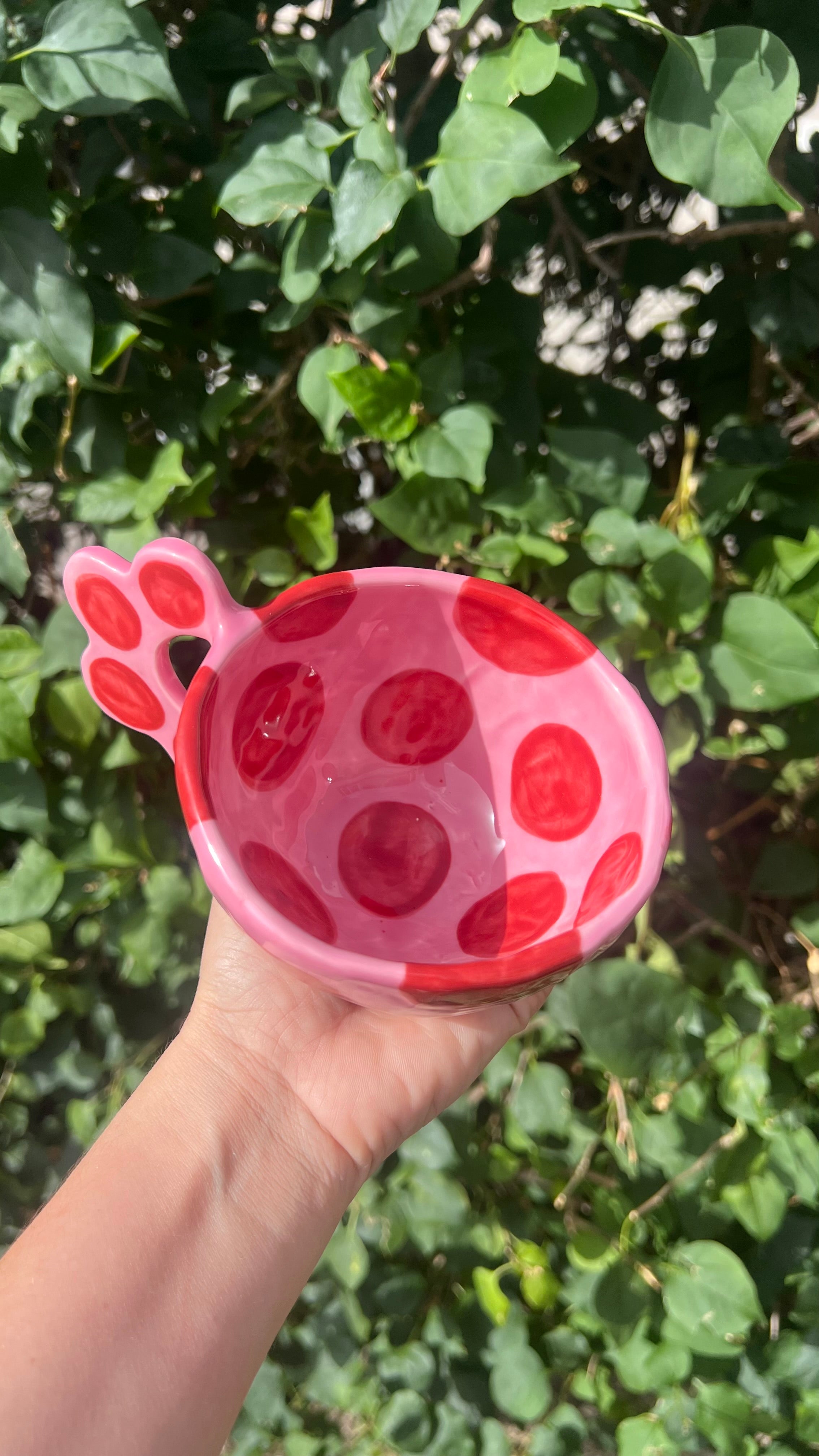 Taza rosa con puntos color vino