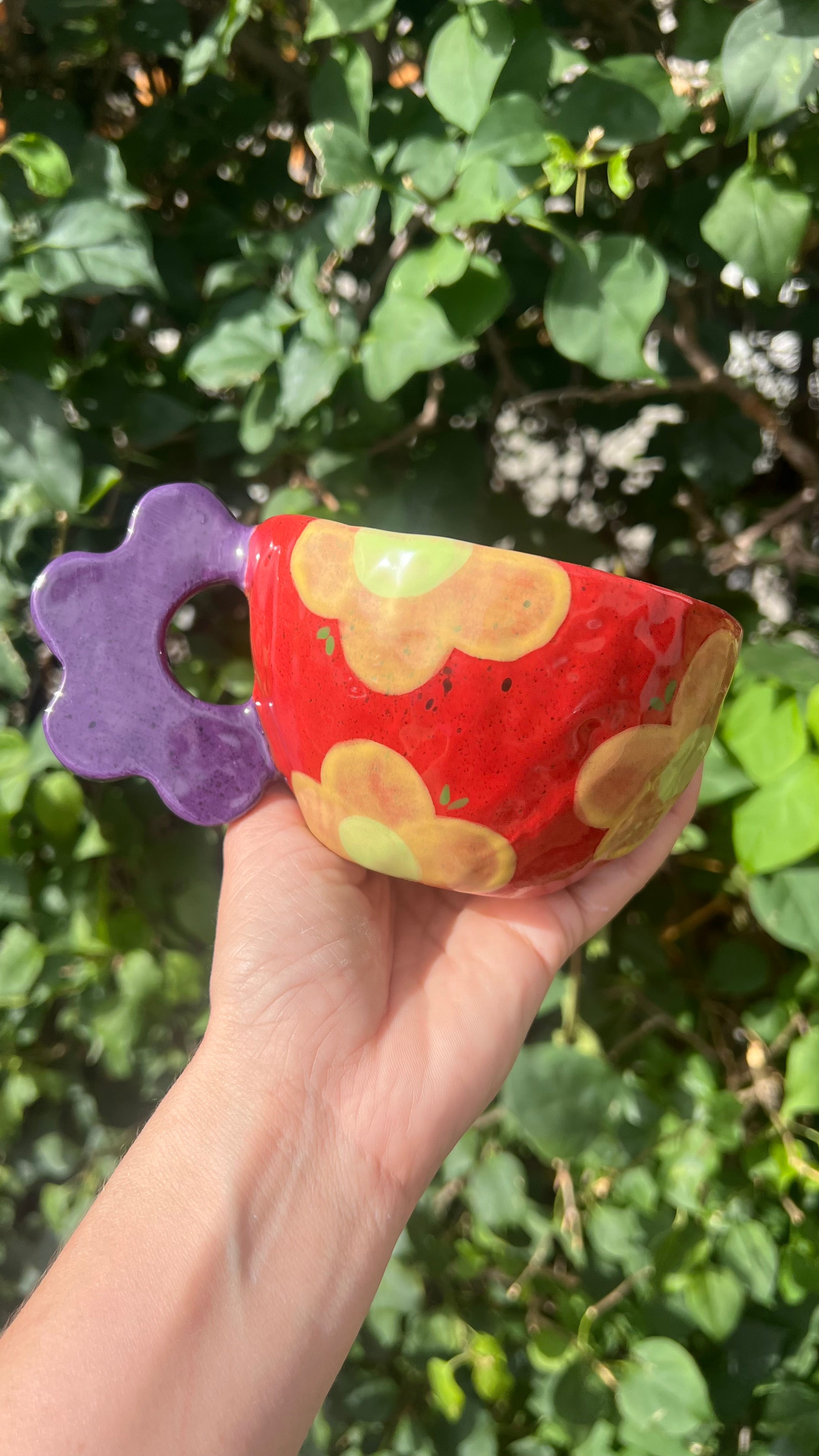 Taza color vino con "handle" de flor violeta - Flores amarillas
