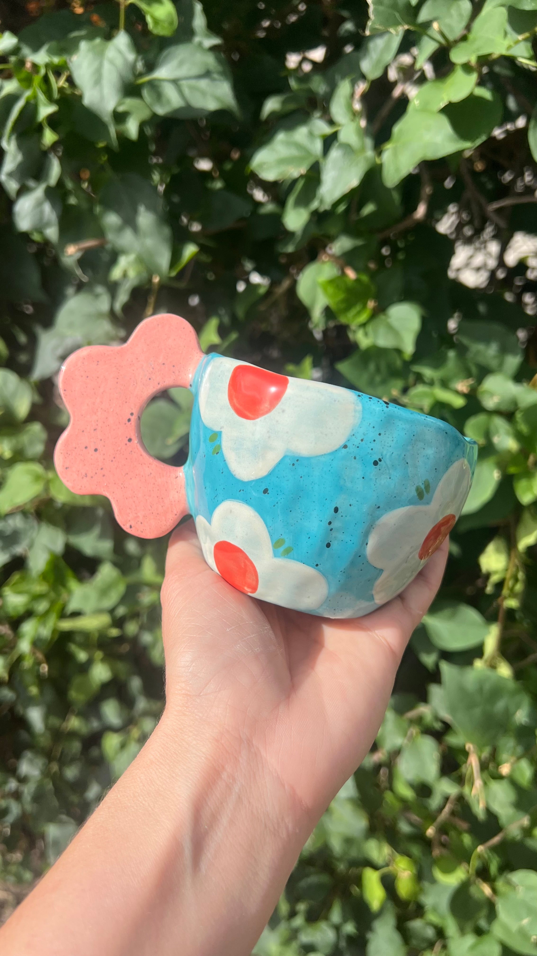Taza azul con asa (handle) de flor - Flores blancas