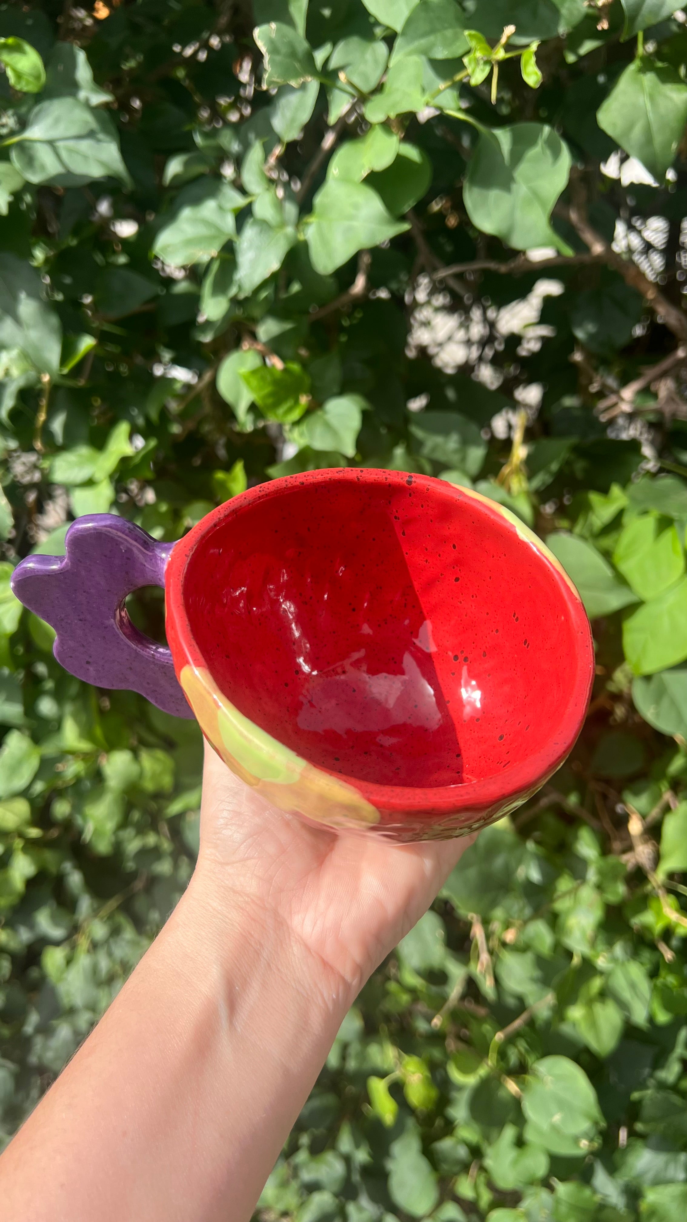 Taza color vino con "handle" de flor violeta - Flores amarillas