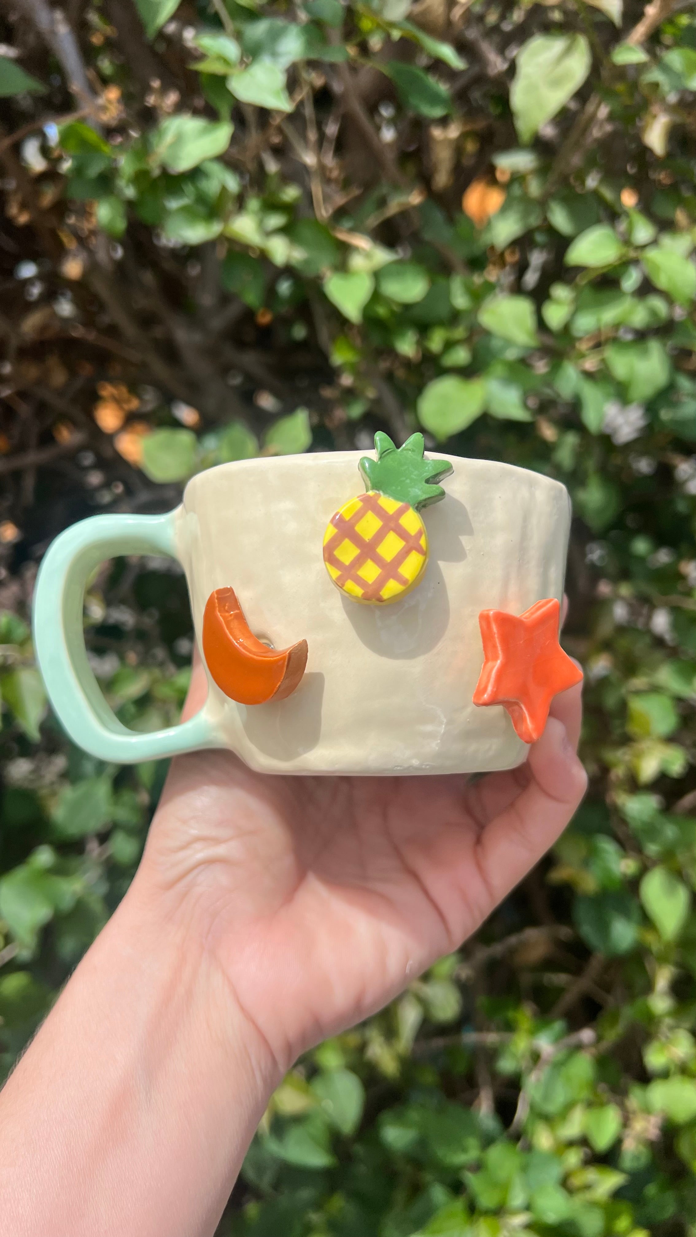 Taza crema con asa (handle) color verde