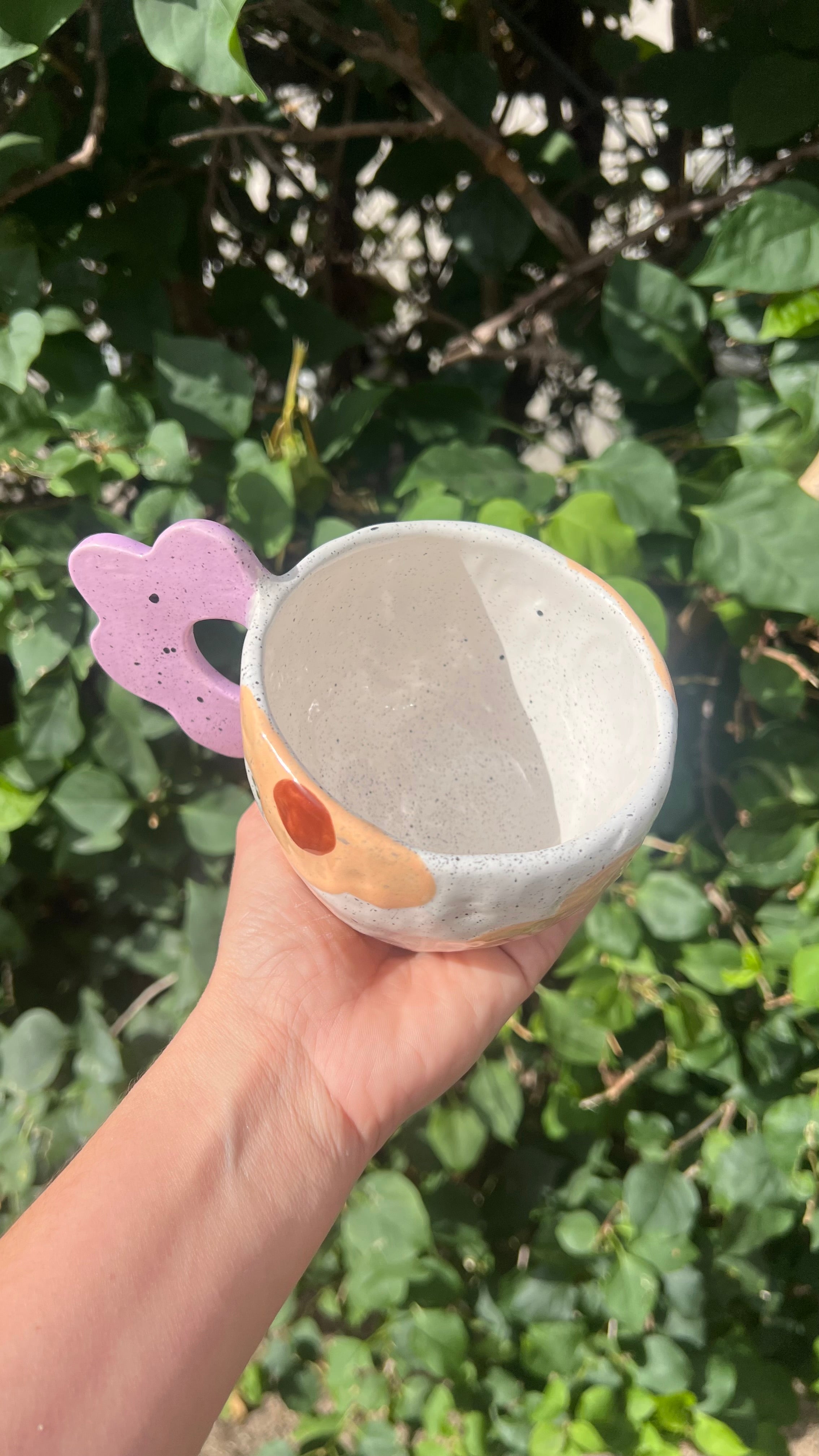 Taza blanca con handle de flor violeta - Flores anaranjadas