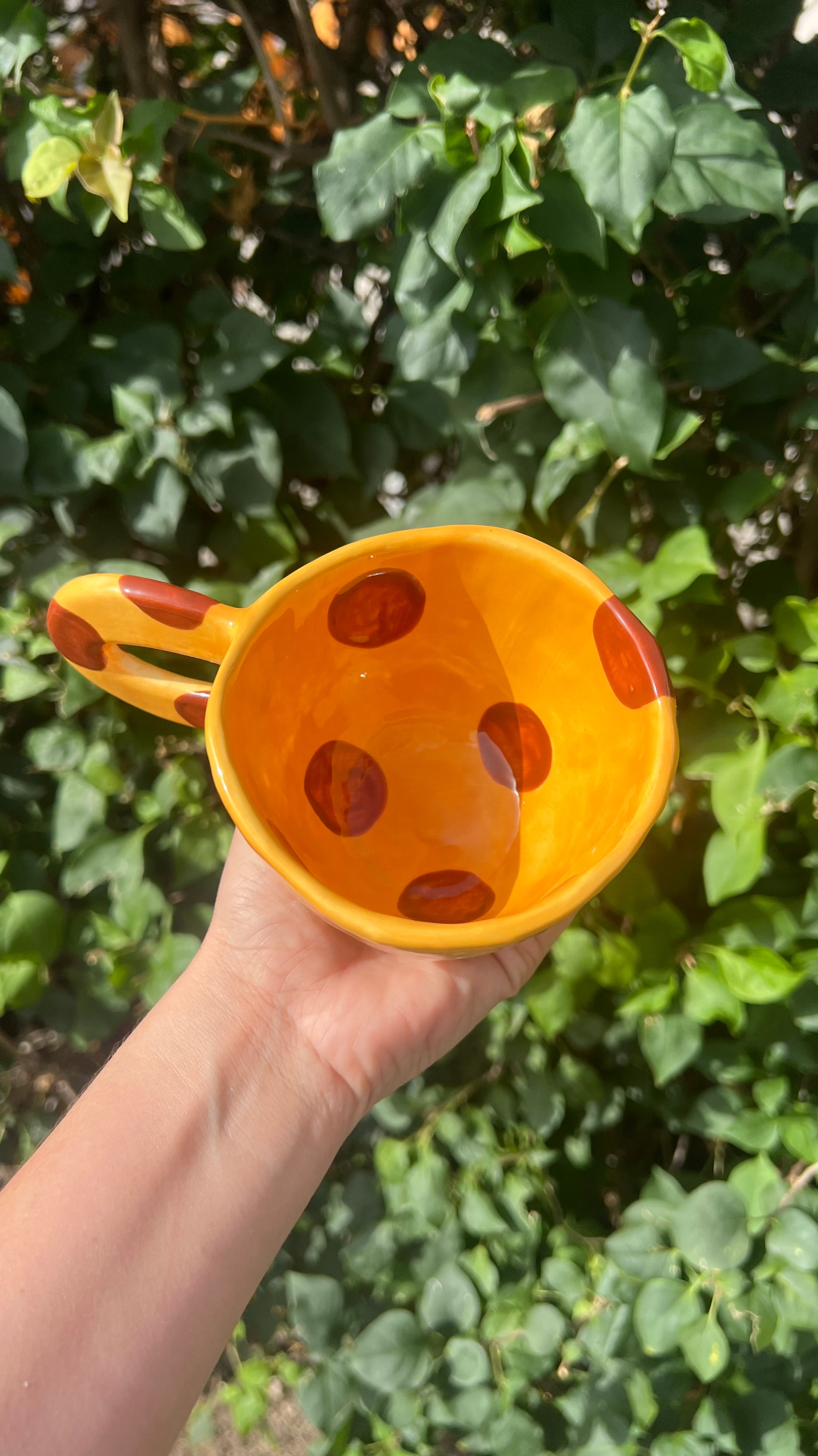 Taza mostaza - círculos color marrón