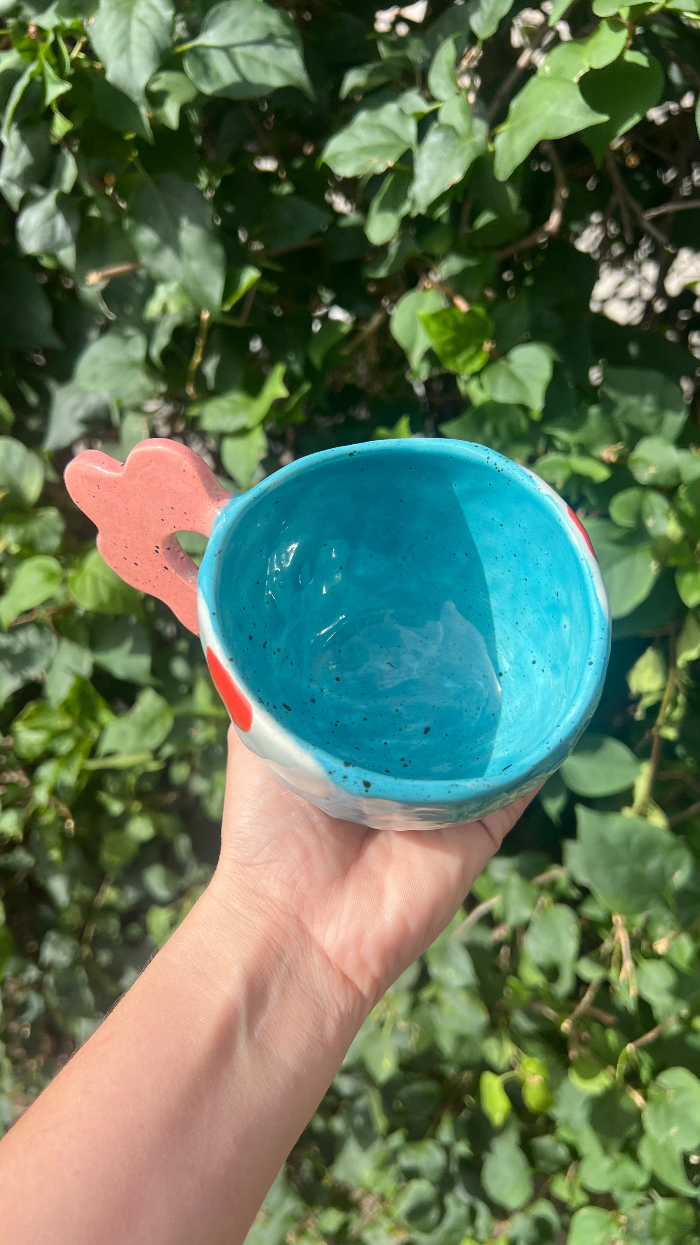Taza azul con asa (handle) de flor - Flores blancas