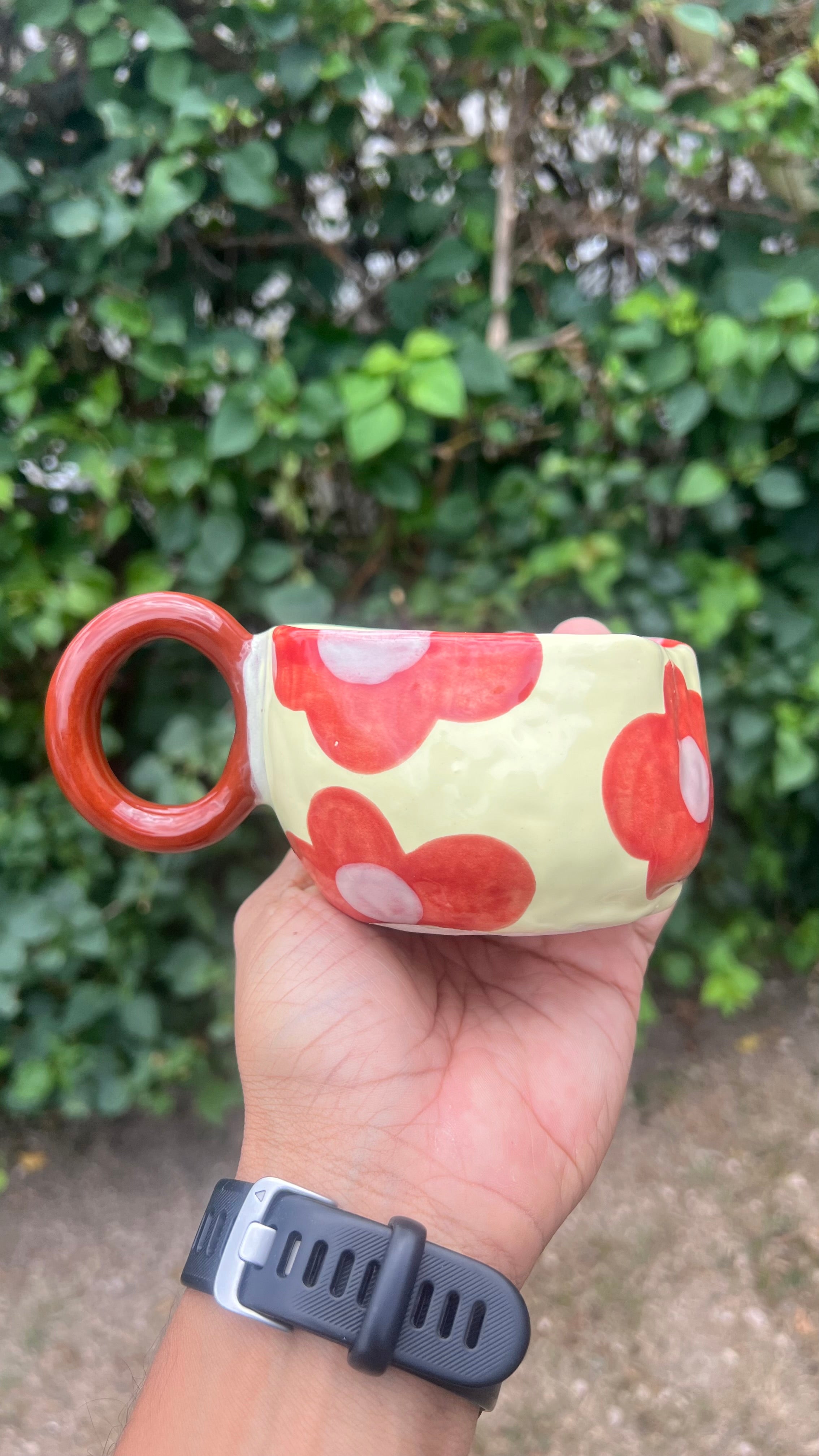 Taza amarilla con handle marrón - flores color vino