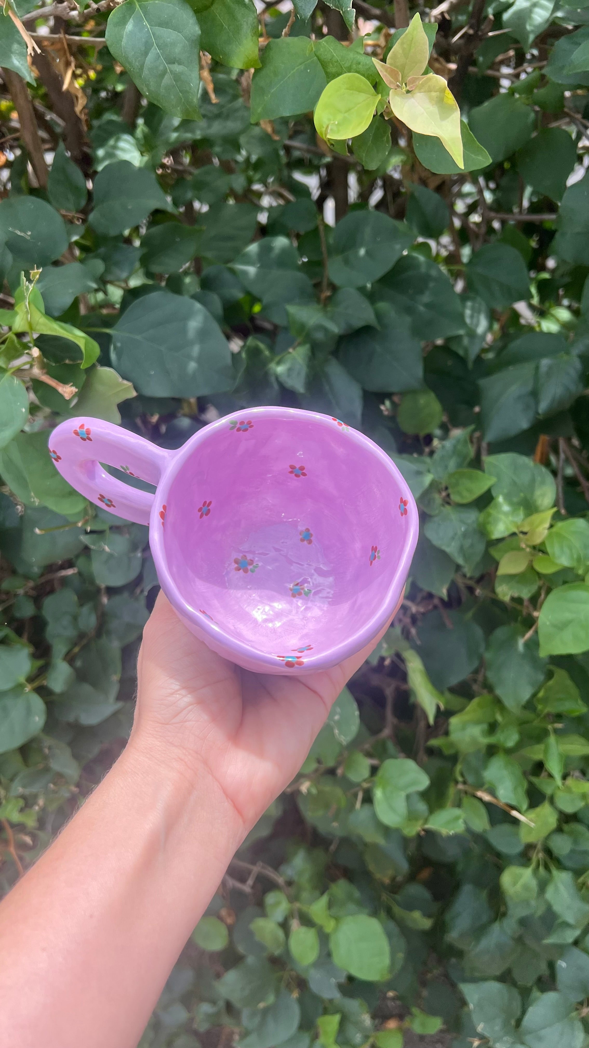 Taza violeta con flores pequeñas