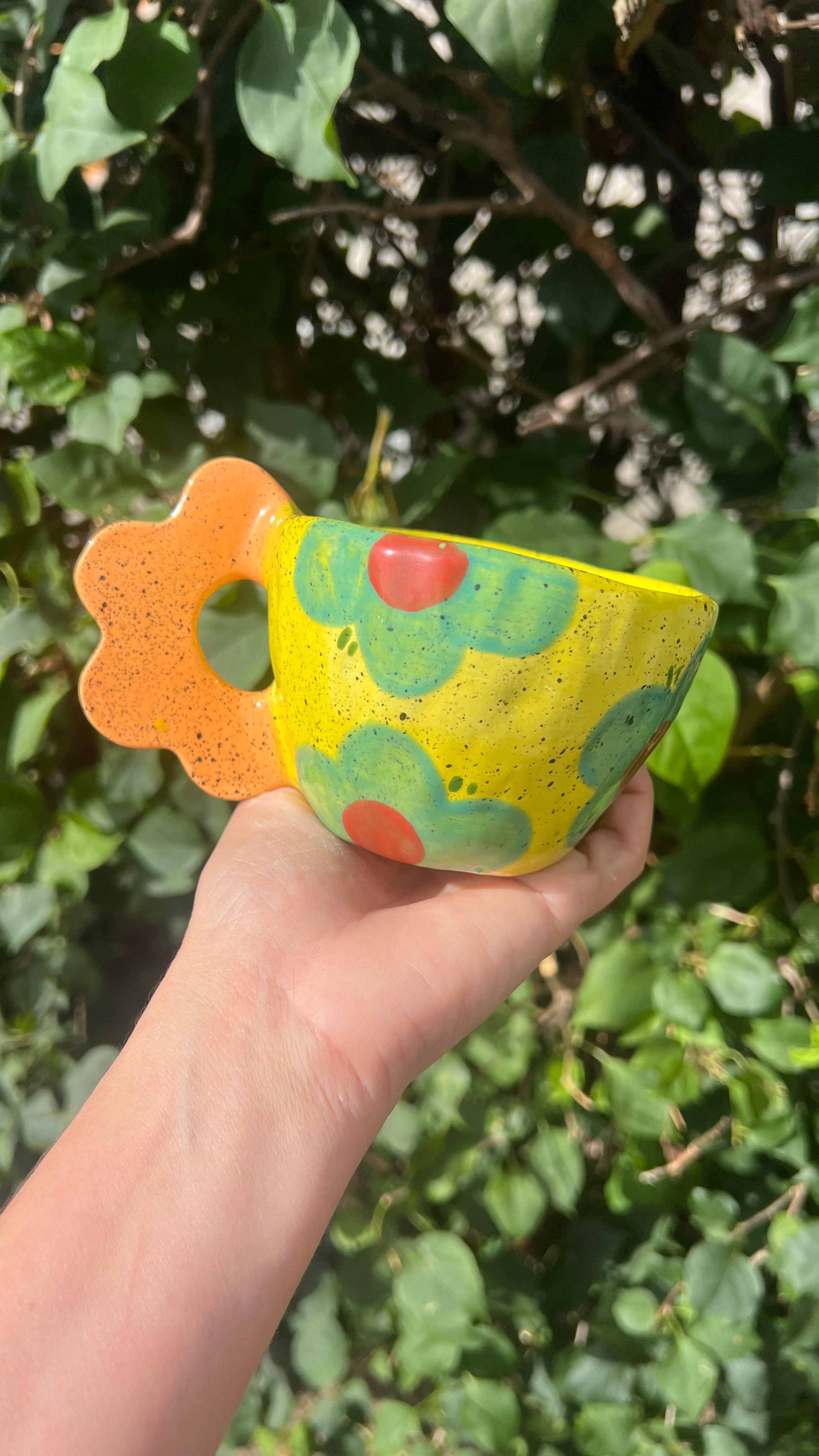 Taza amarilla con asa (handle) de flor anaranjado - Flor verde