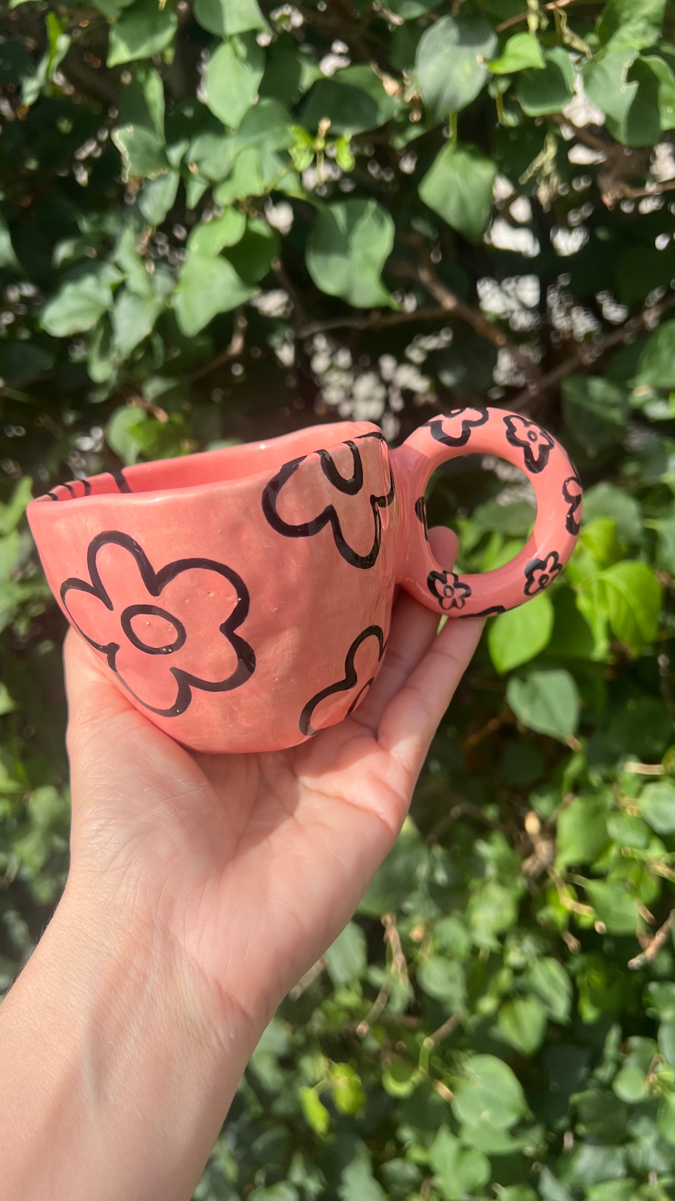 Taza color flamingo - flores negras