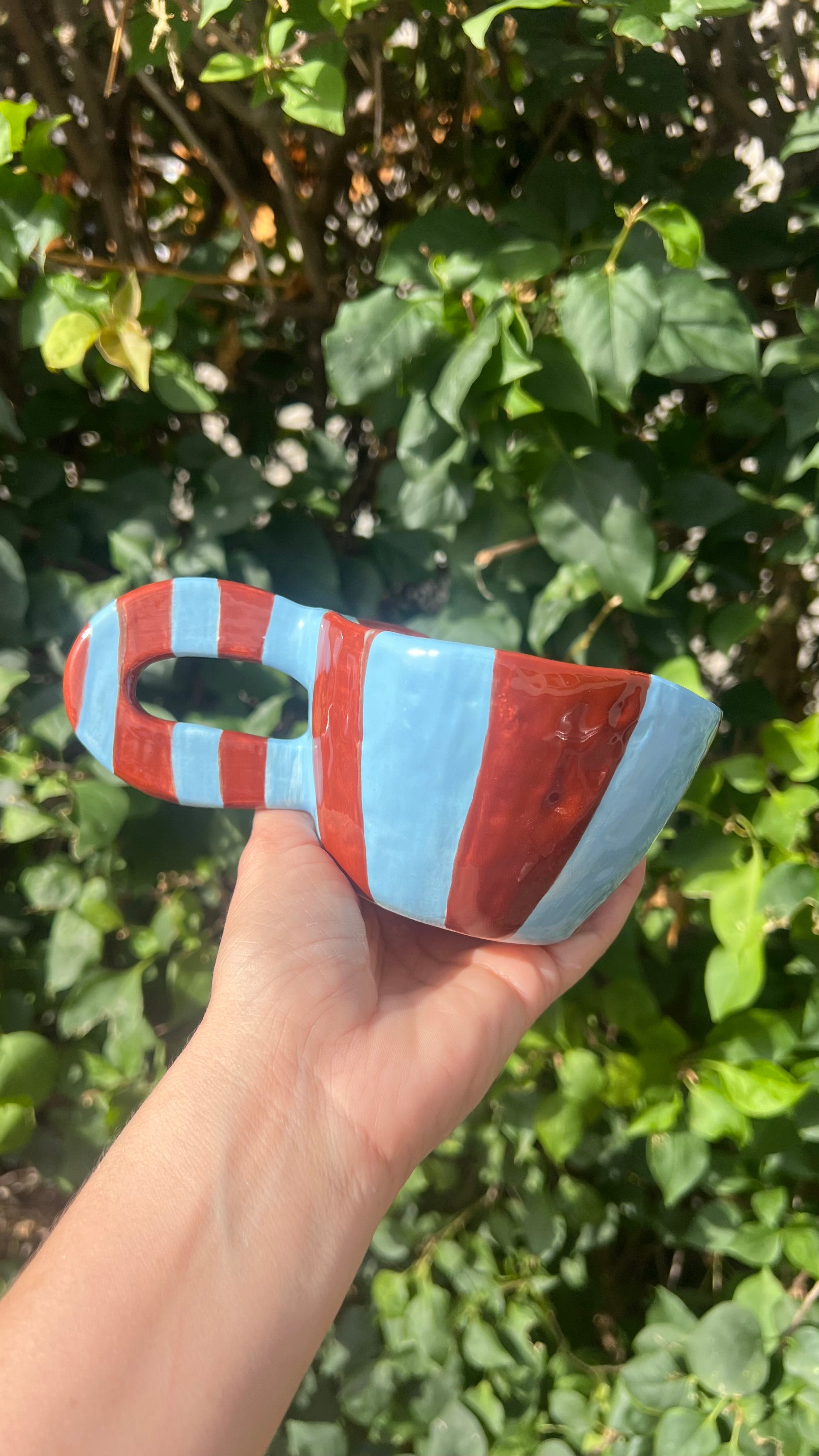 Taza marrón y azul claro