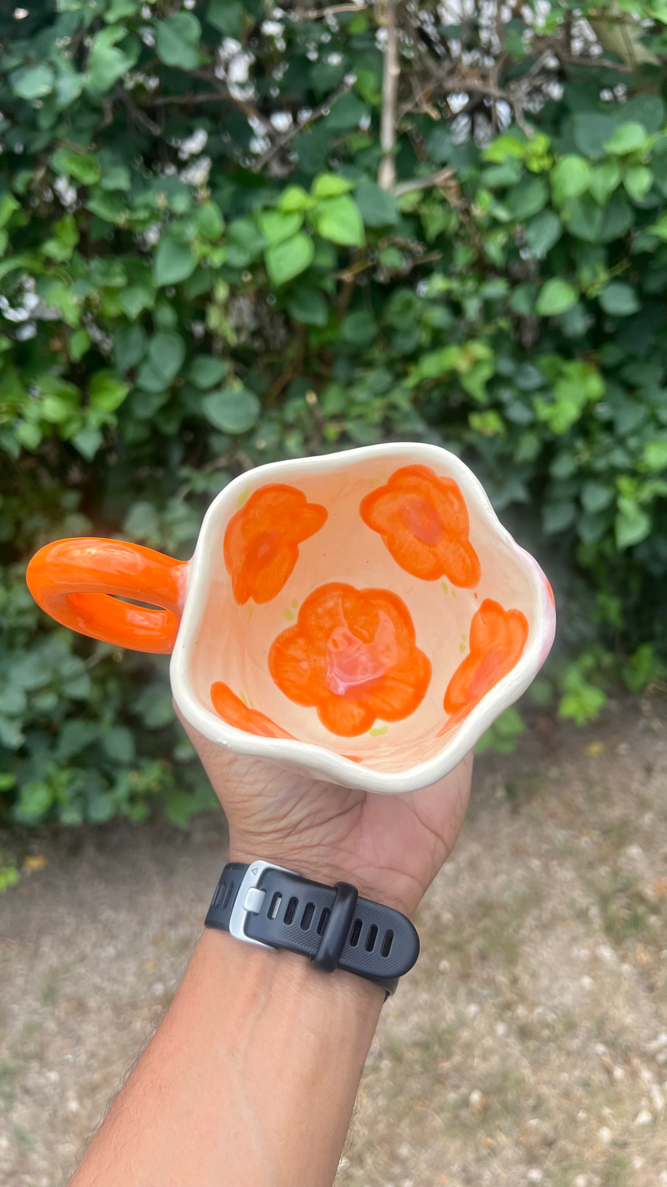 Taza crema - flores rosas y anaranjadas