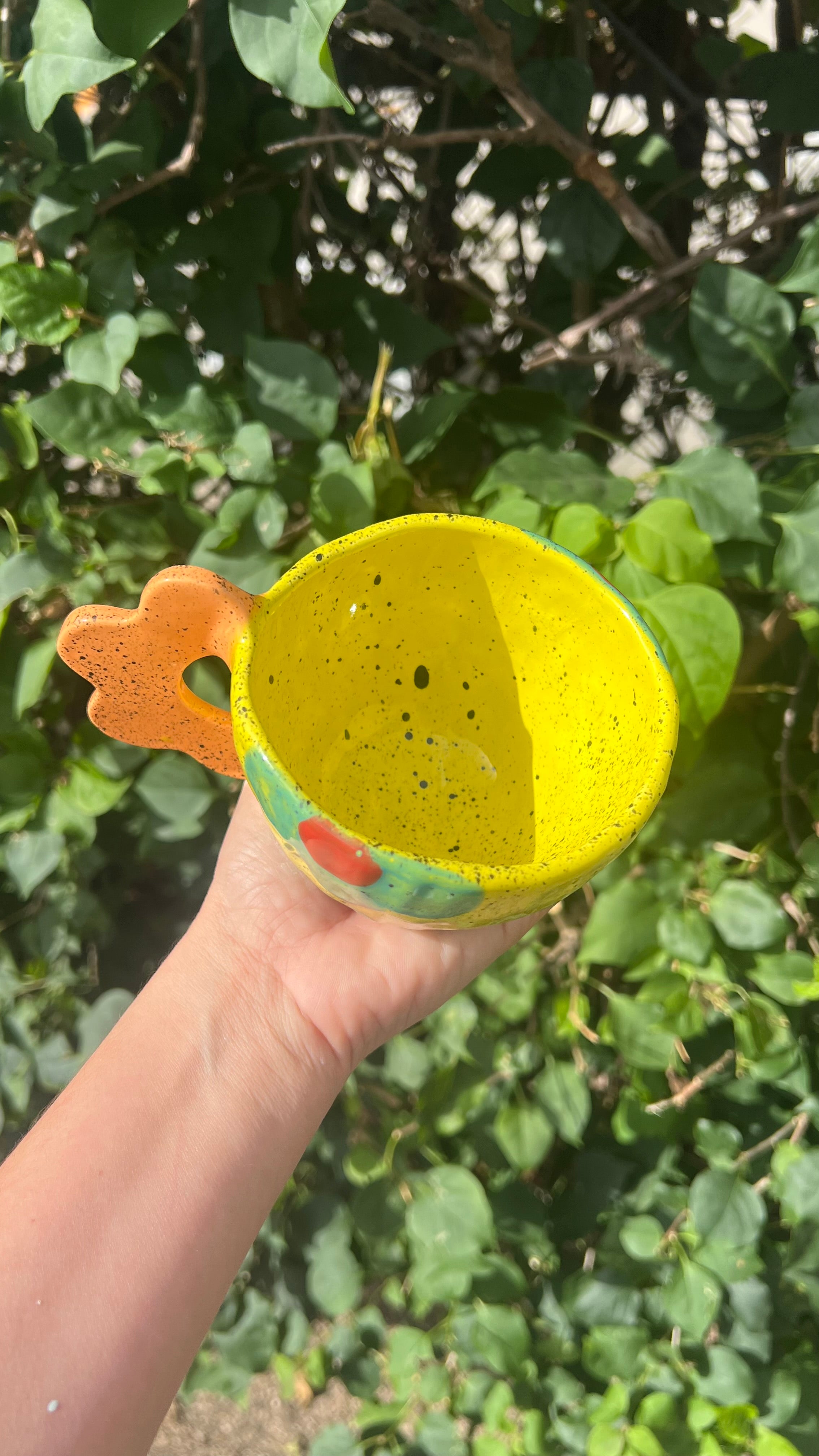 Taza amarilla con asa (handle) de flor anaranjado - Flor verde