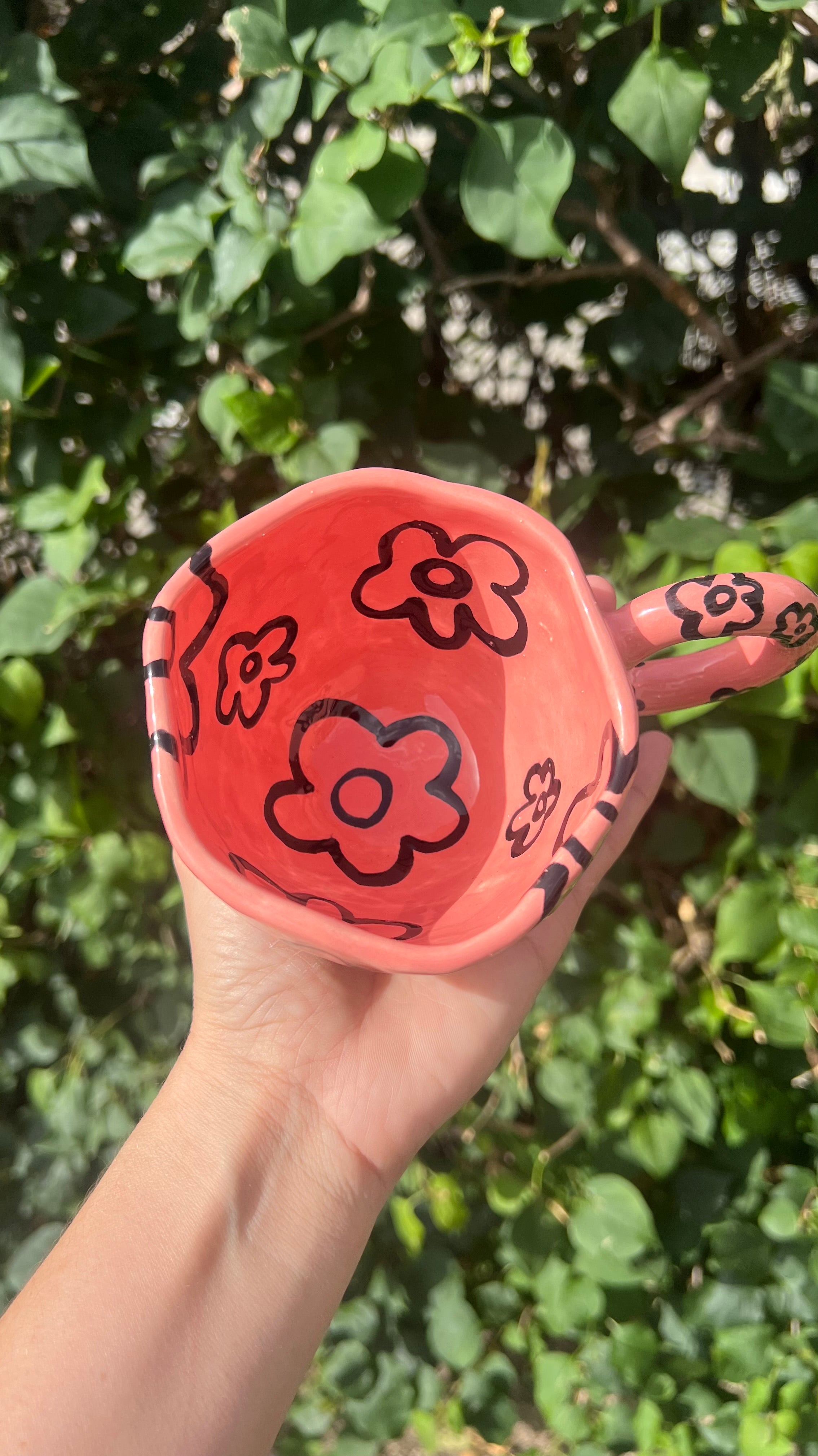 Taza color flamingo - flores negras