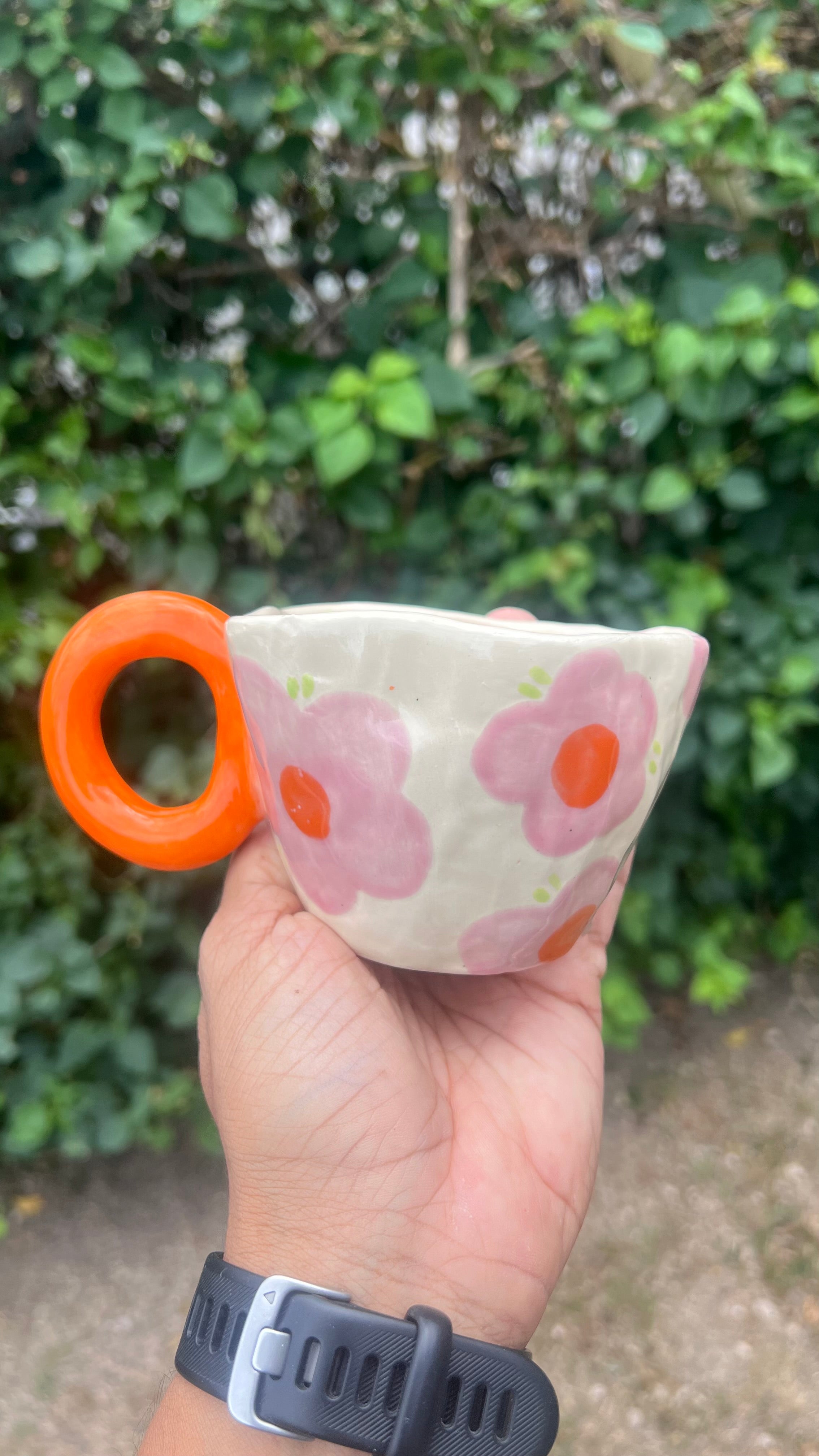 Taza crema - flores rosas y anaranjadas