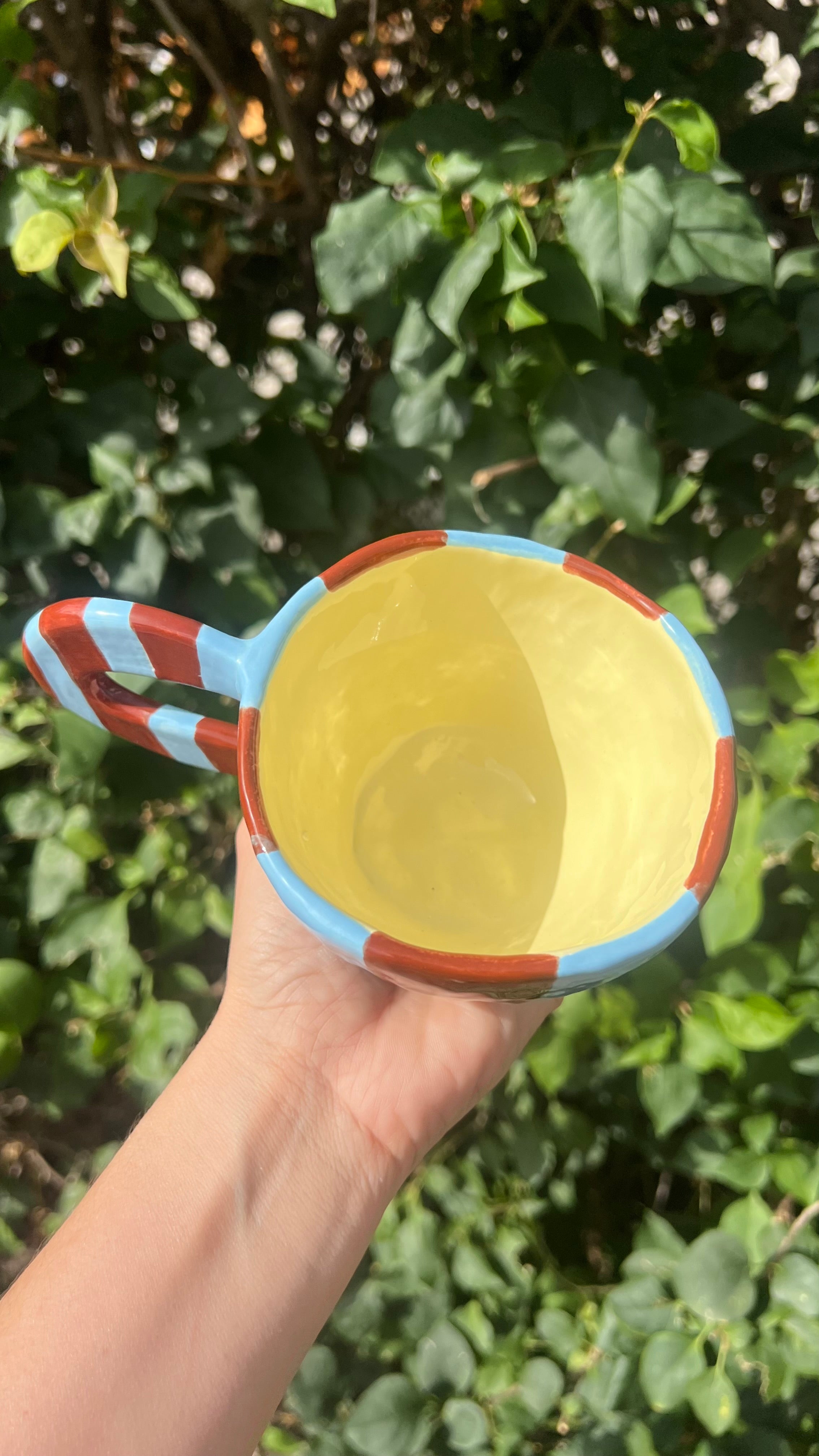 Taza marrón y azul claro