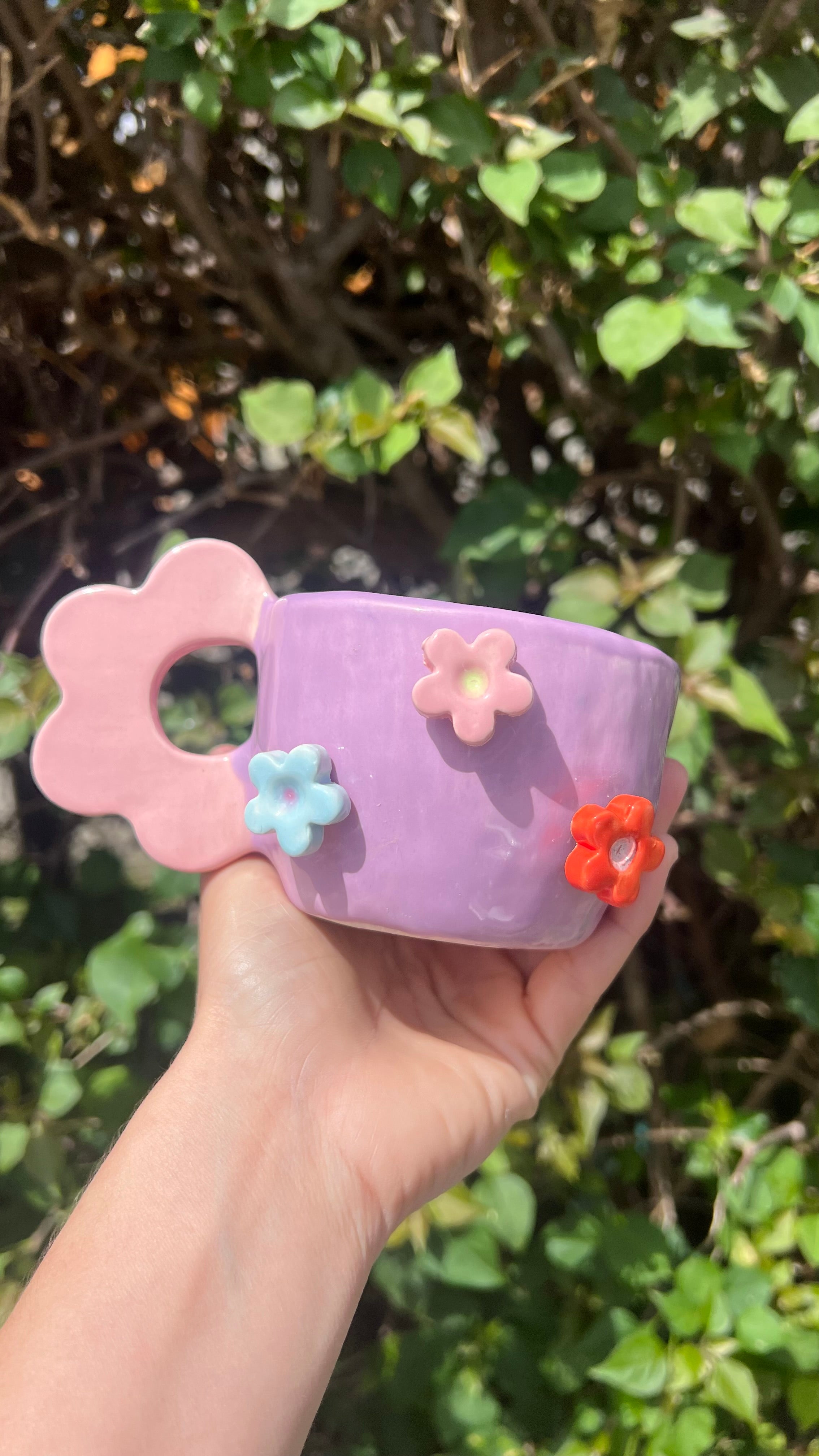 Taza violeta con asa (handle) de flor color rosa