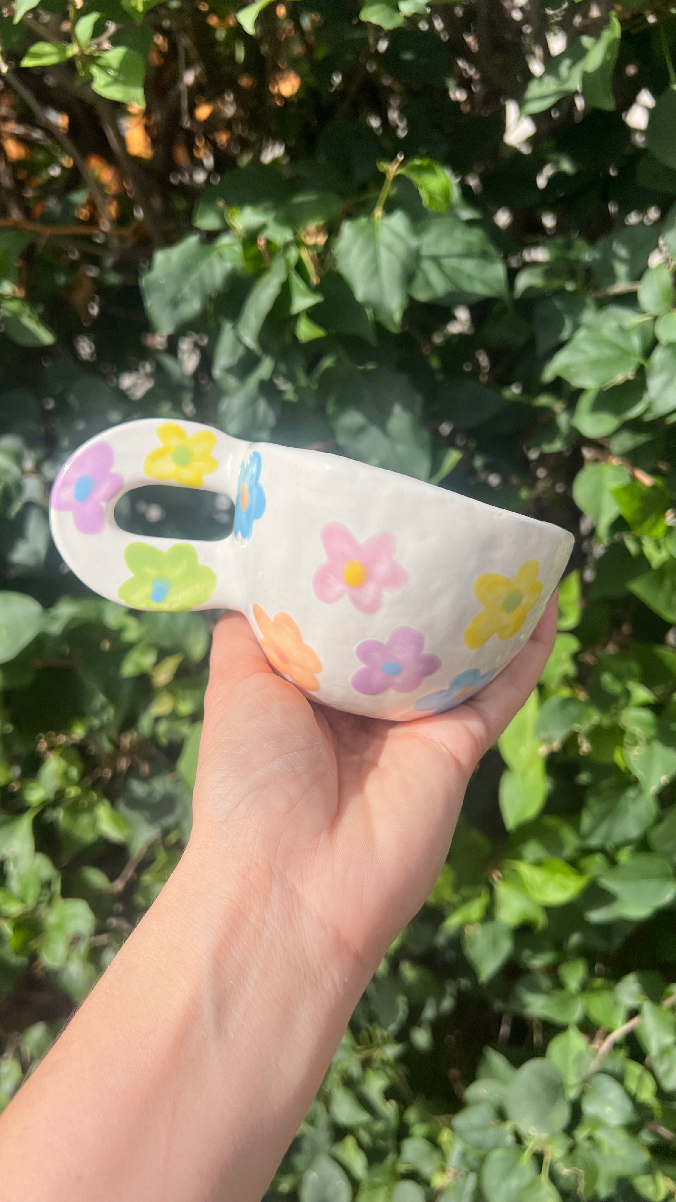 Taza blanca con flores de colores