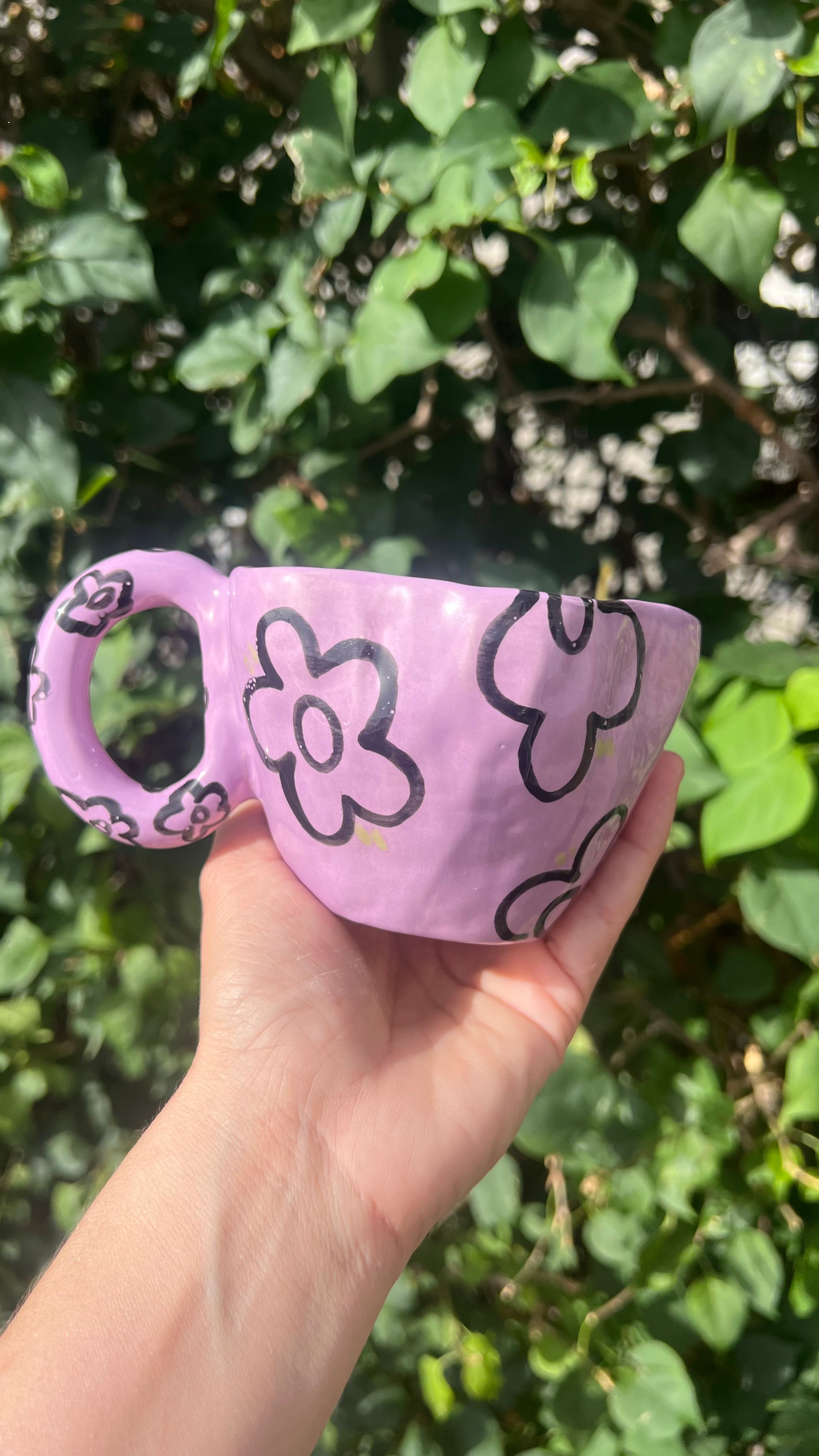 Taza violeta con flores negras