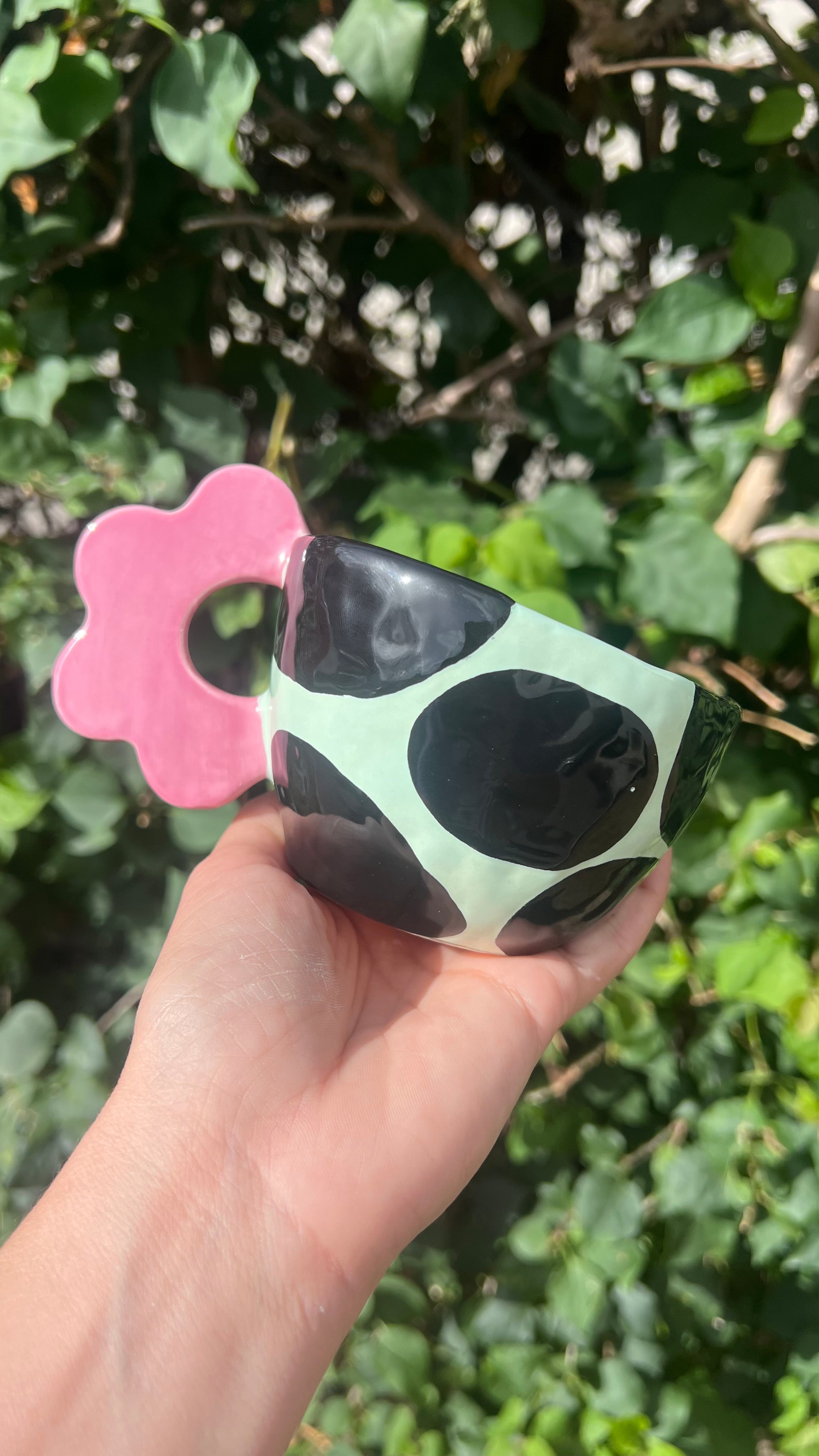 Taza verde con handle de flor rosa - vaca