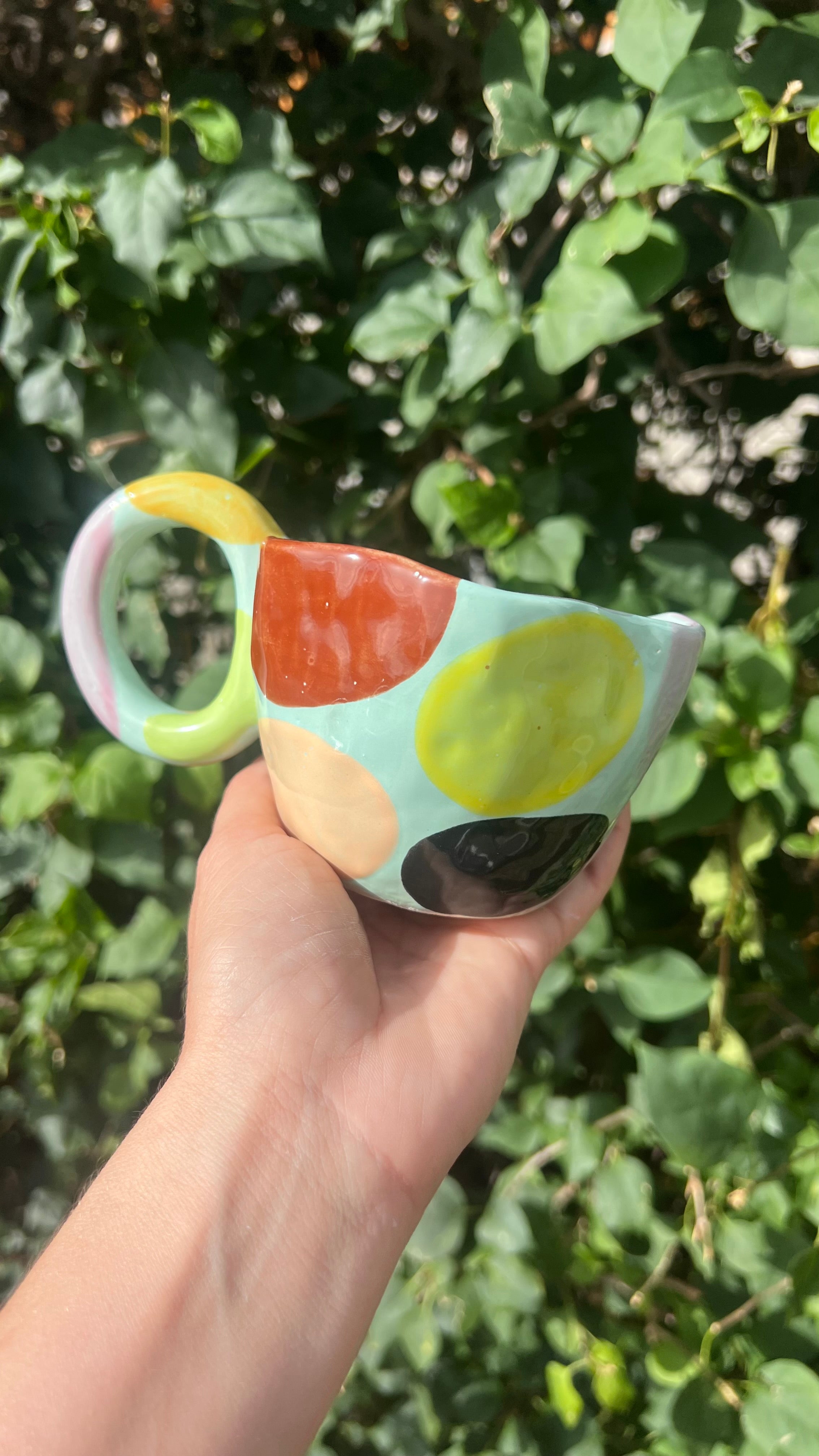Taza azul - circulos de colores