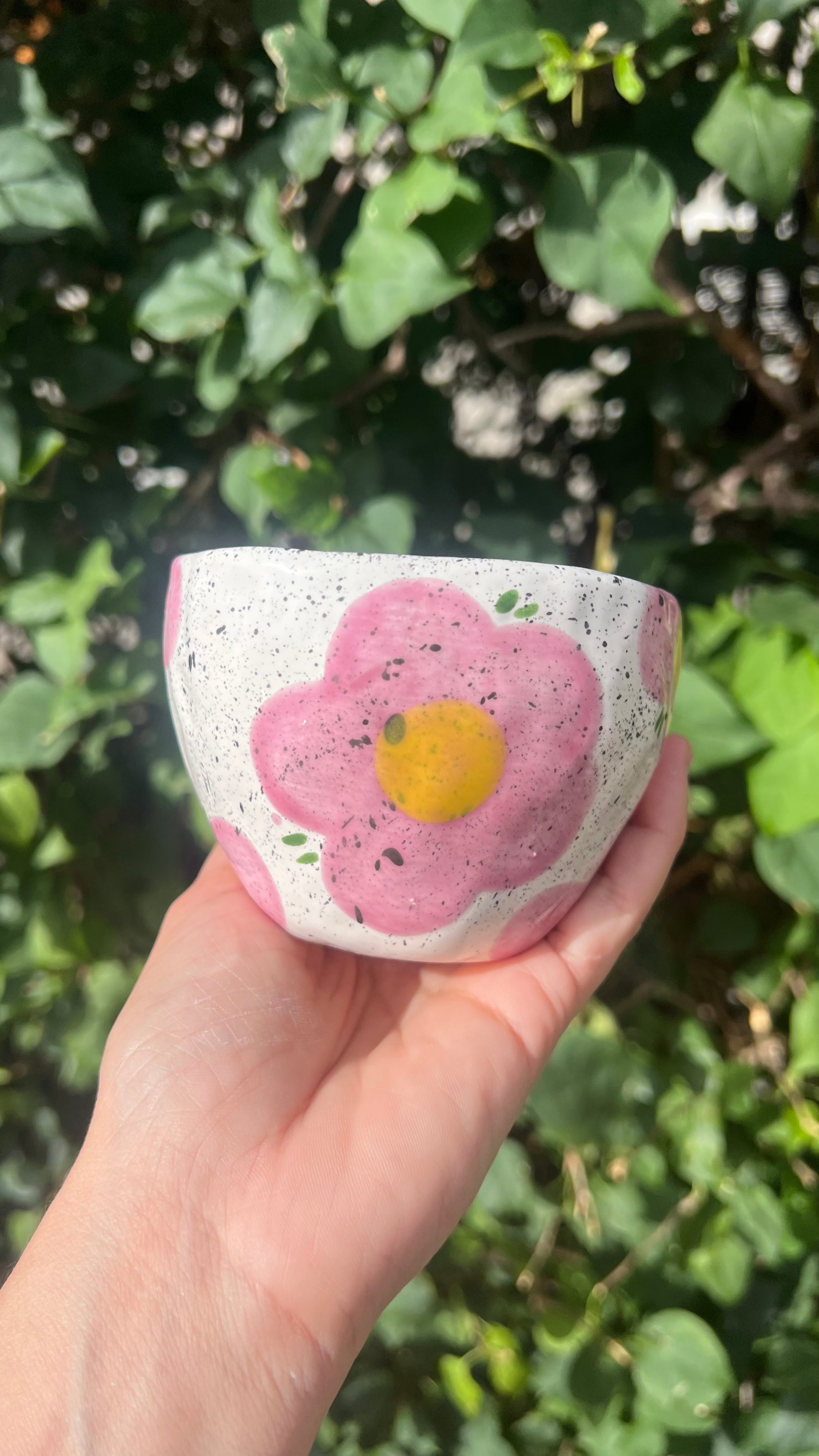 Taza blanca con asa (handle) de flor "peach" - Flores Rosas