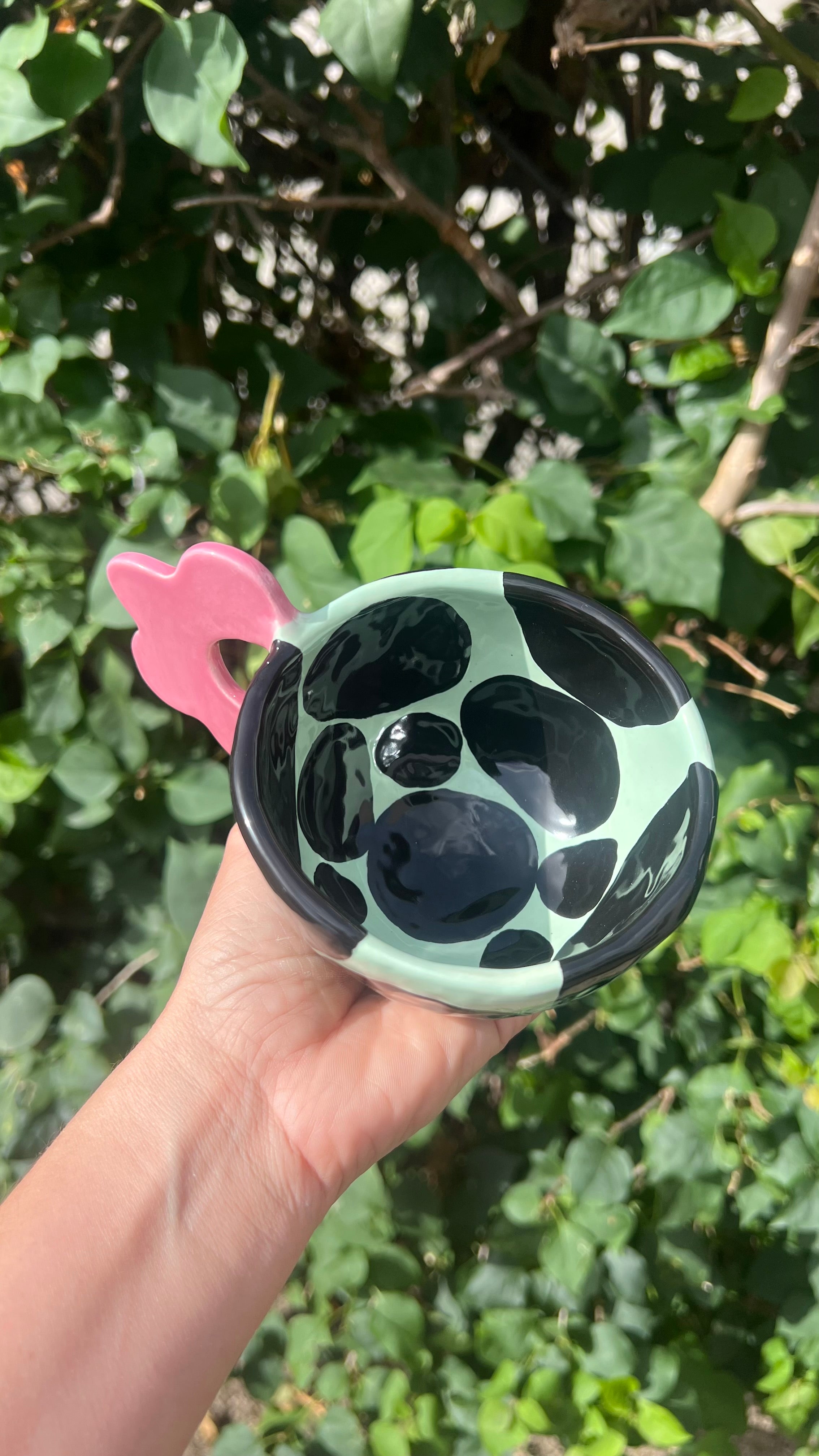 Taza verde con handle de flor rosa - vaca