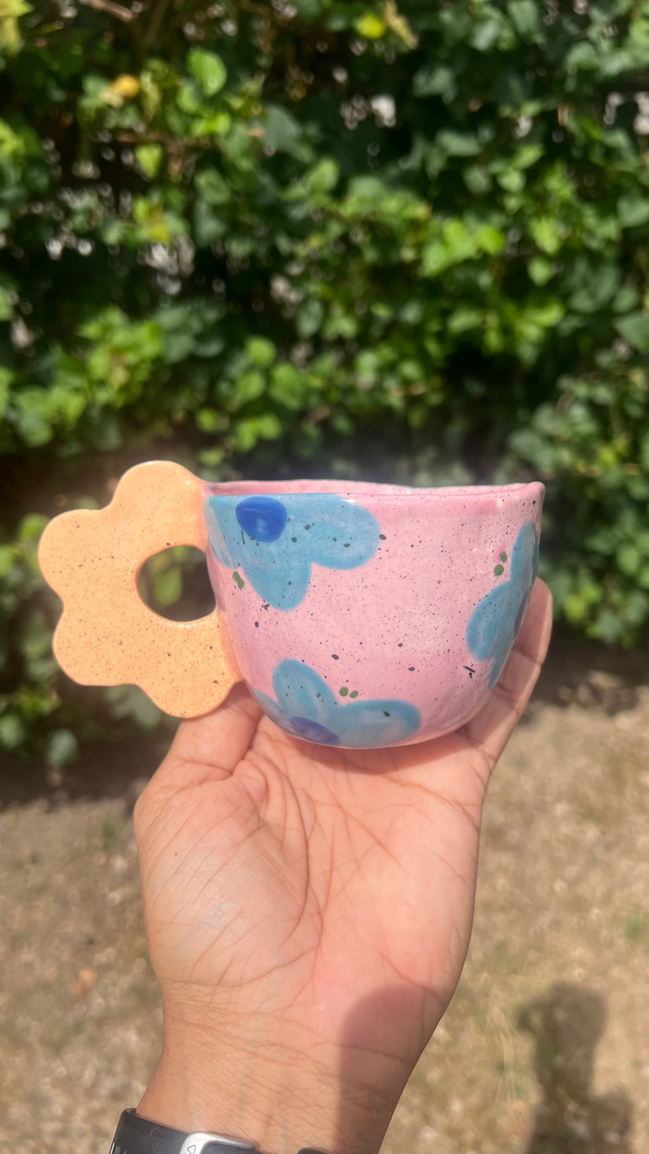Taza rosa con handle de flor color peach - flores azules