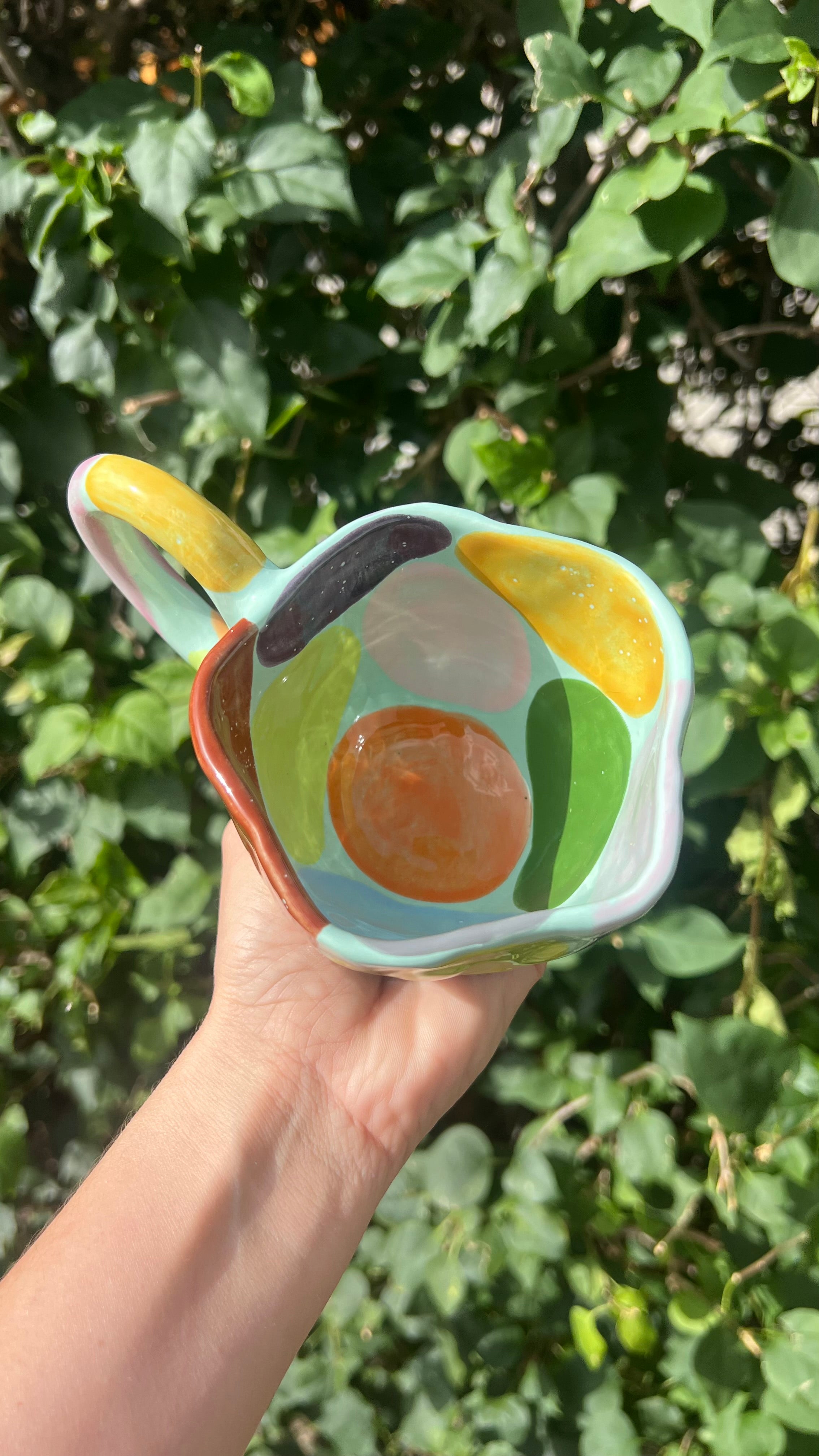 Taza azul - circulos de colores