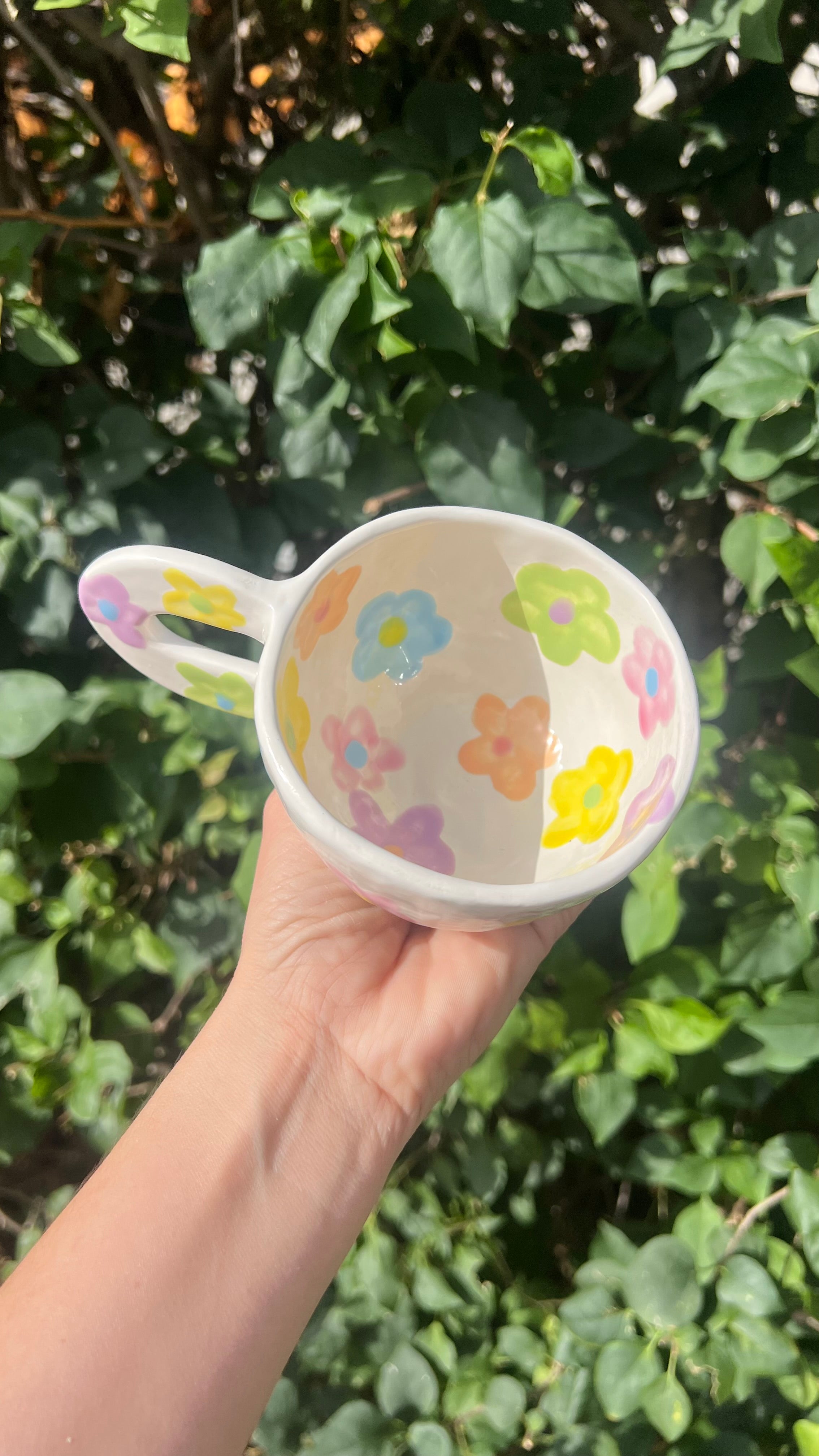 Taza blanca con flores de colores