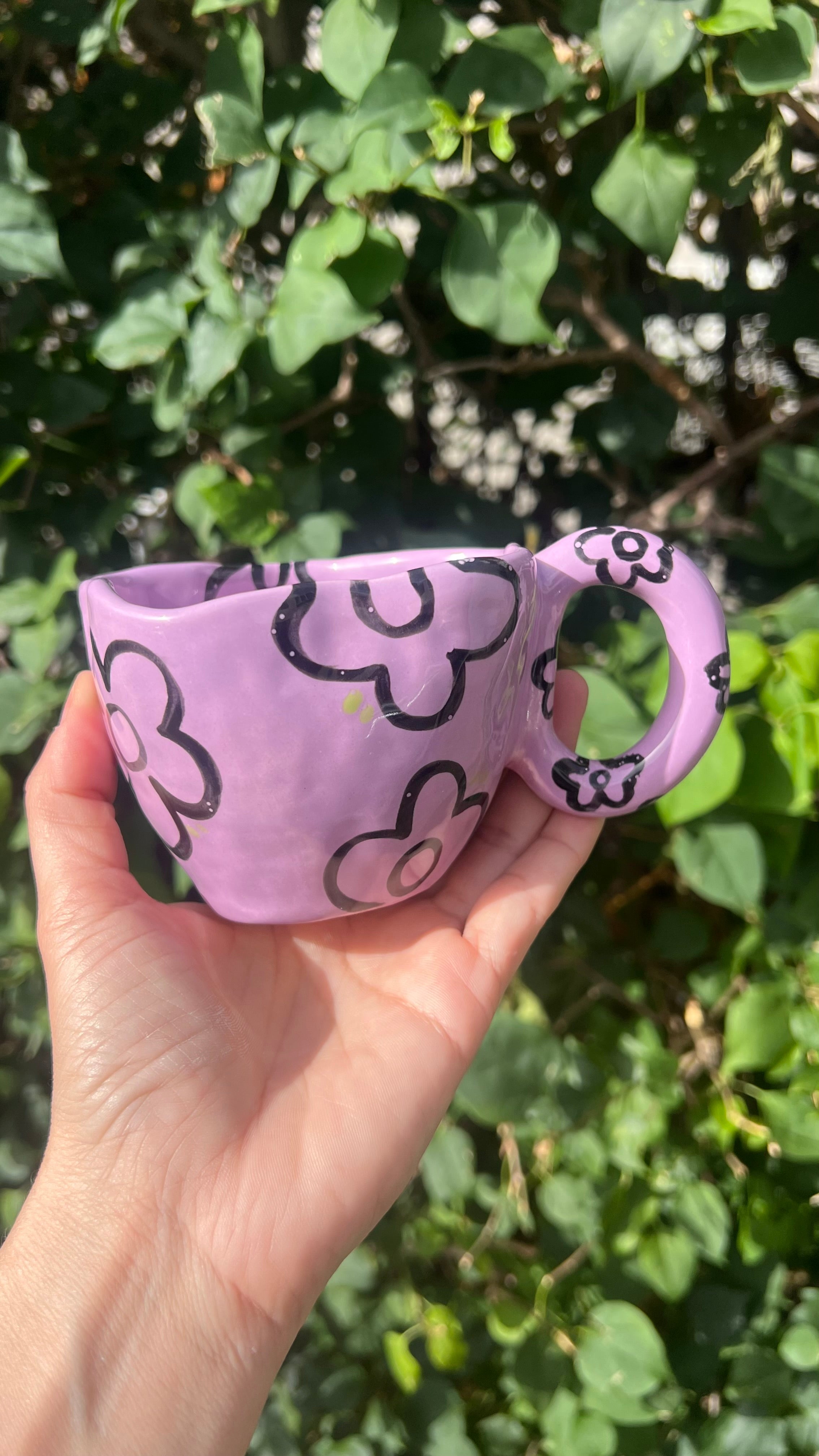 Taza violeta con flores negras