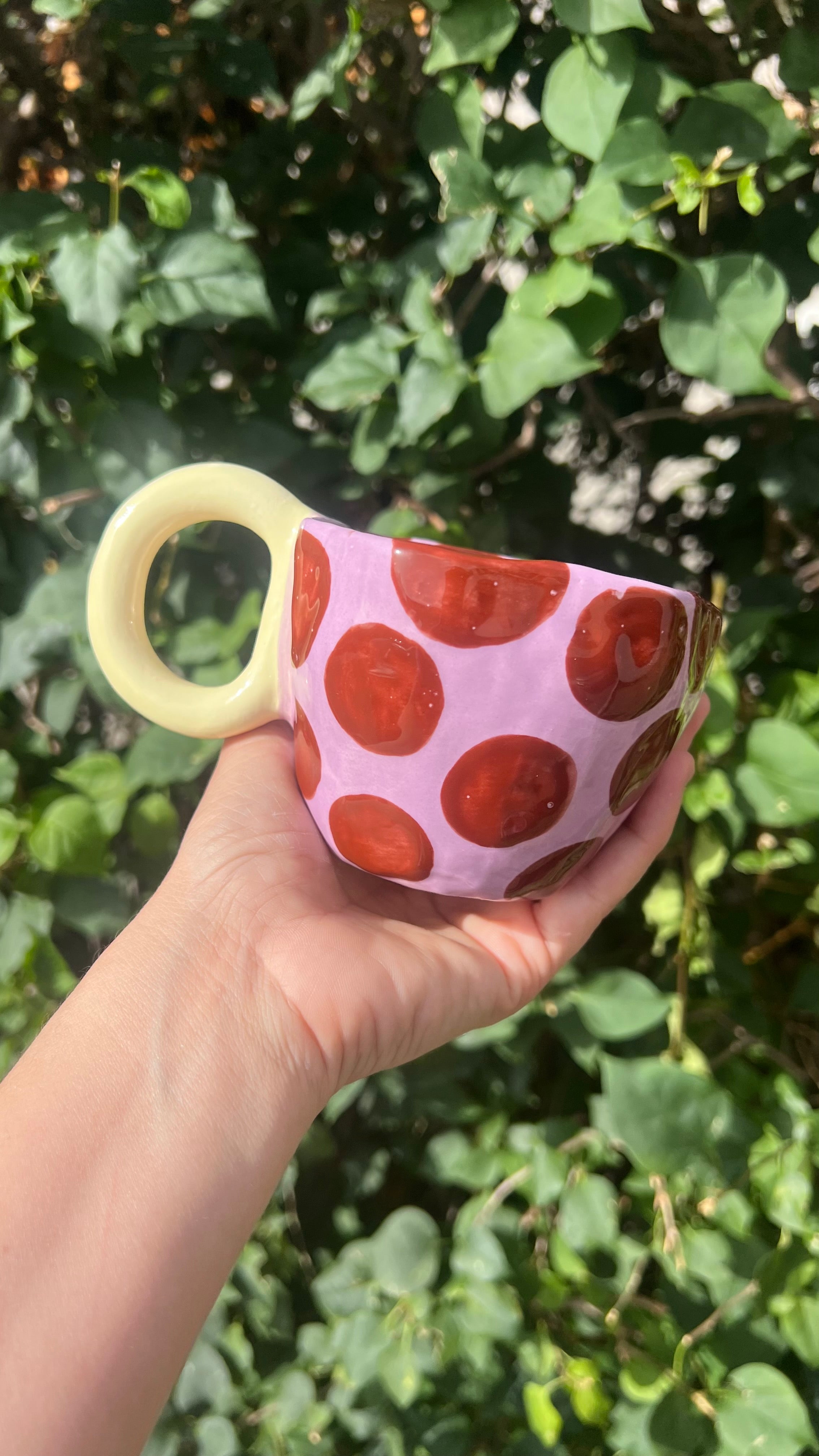 Taza violeta con handle amarillo - Puntos marrones