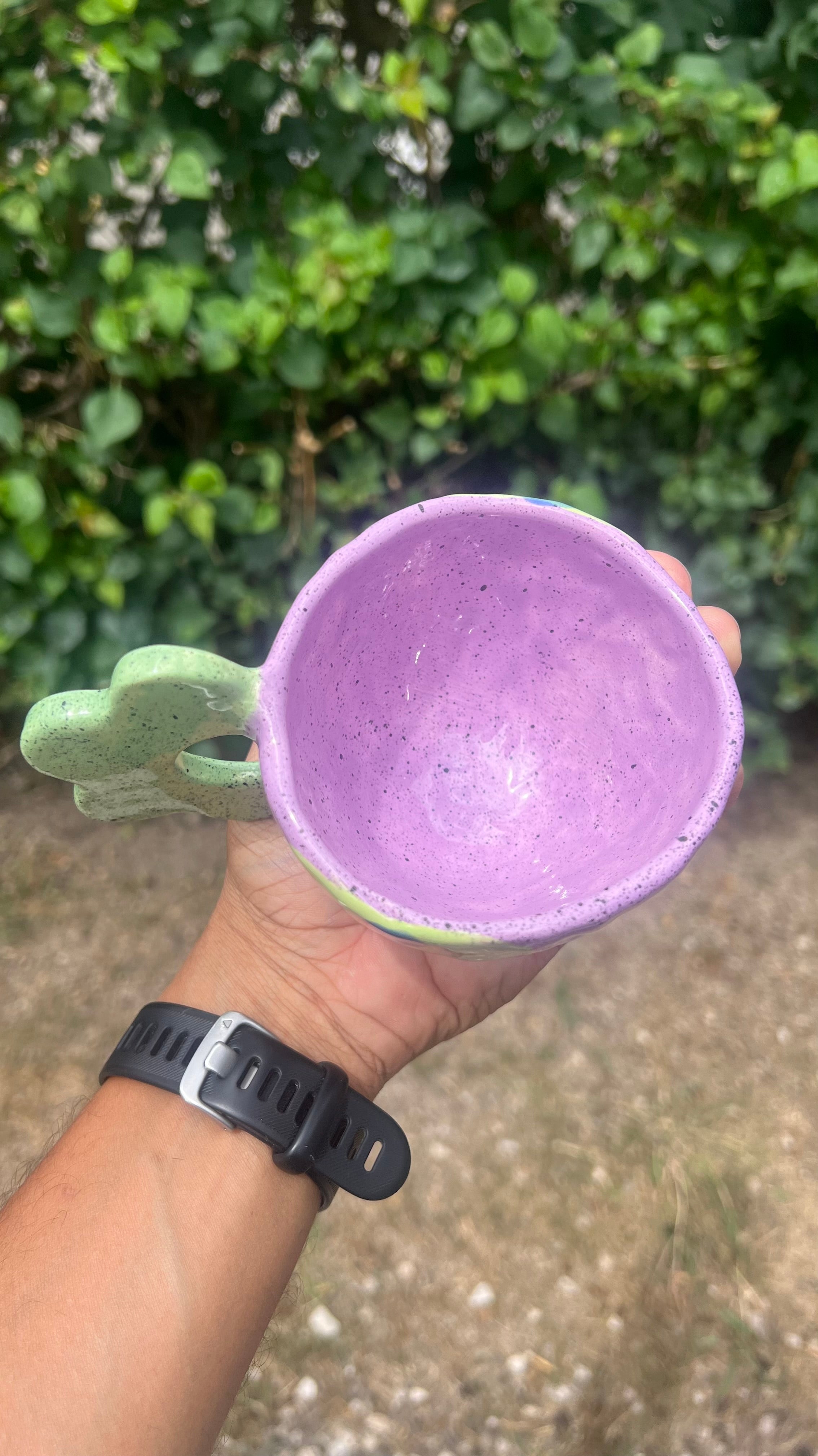 Taza violeta con handle de flor - Flores verdes