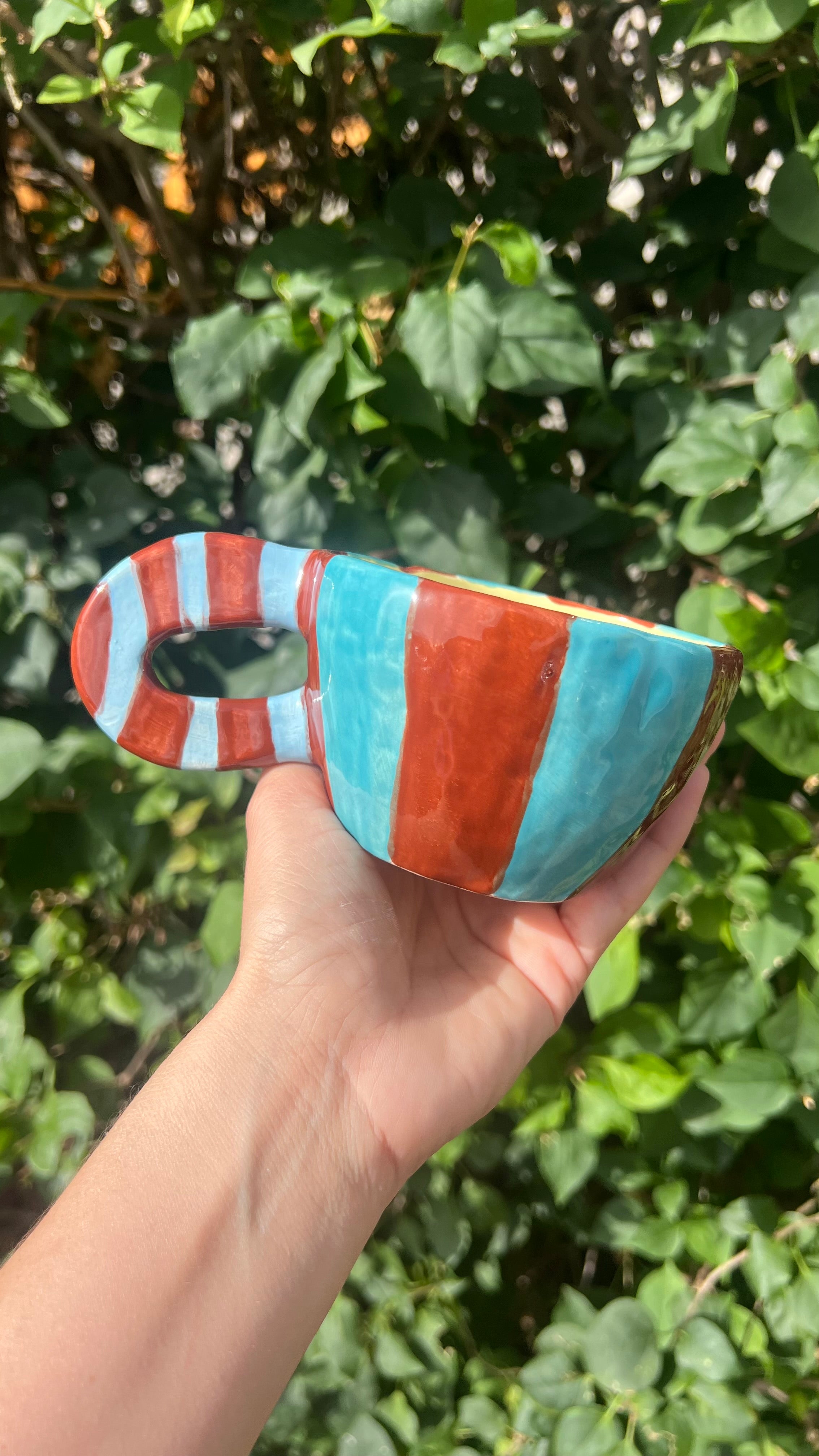 Taza de lineas marrones y azul/turquesa