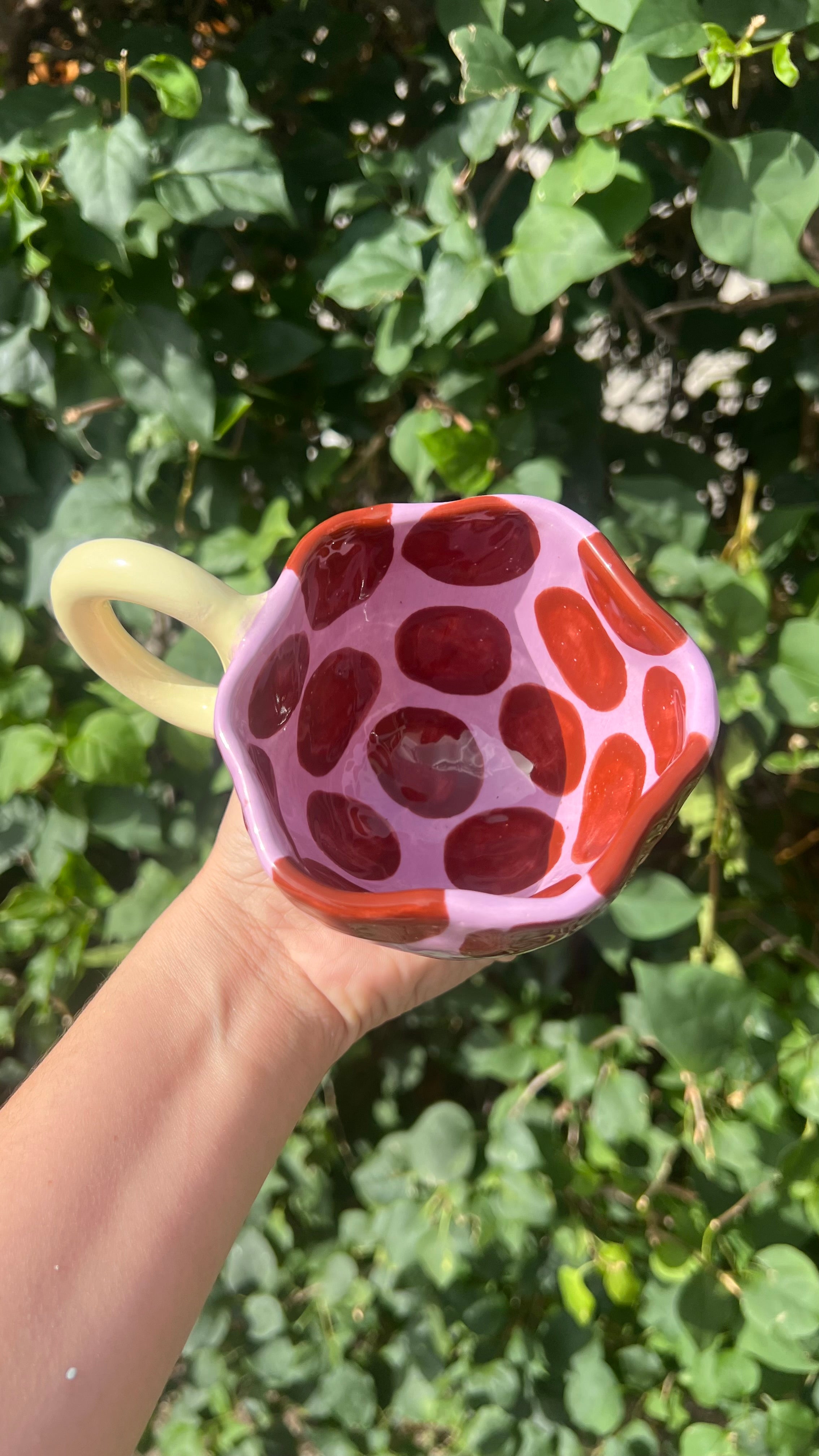 Taza violeta con handle amarillo - Puntos marrones