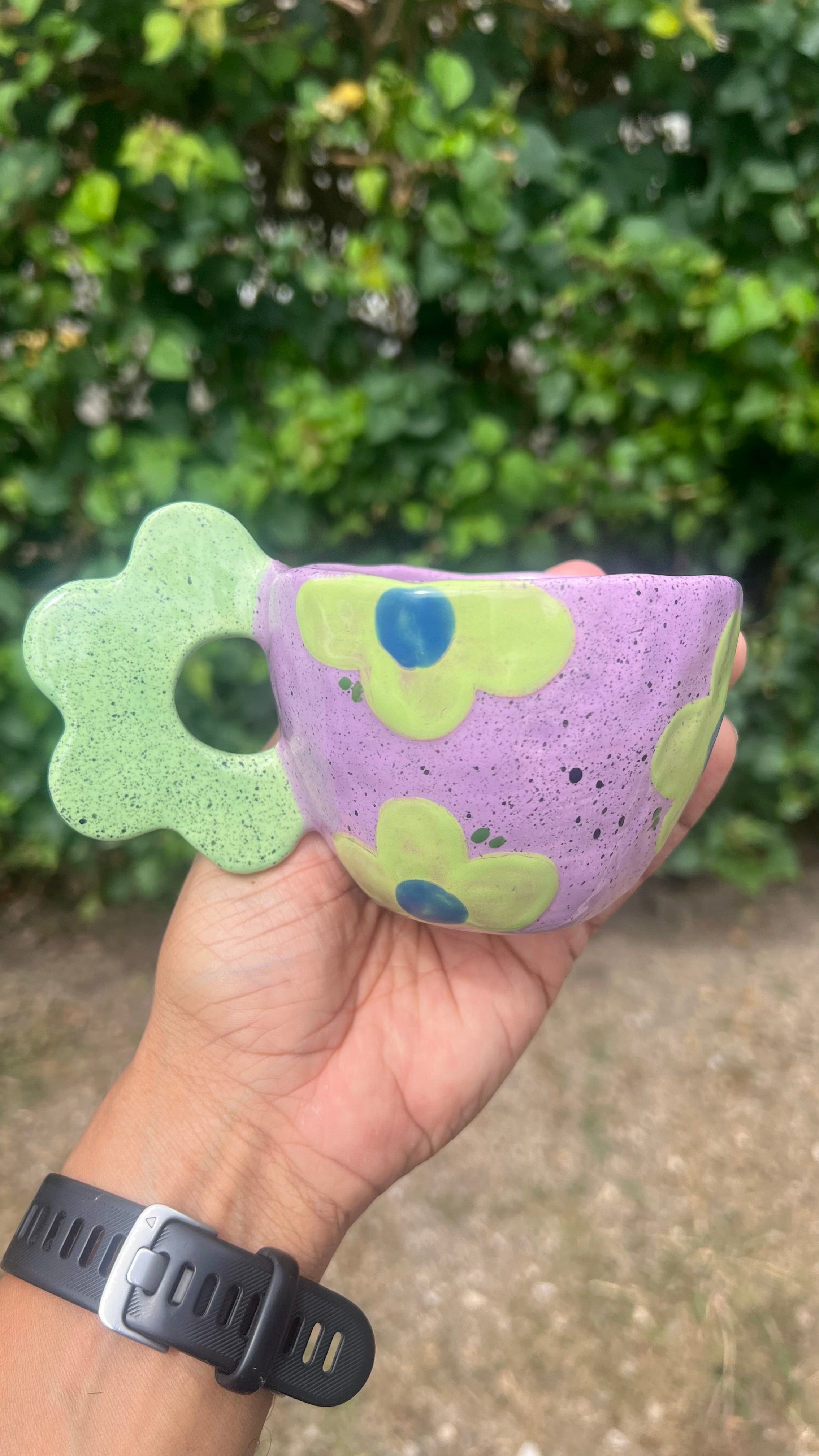 Taza violeta con handle de flor - Flores verdes
