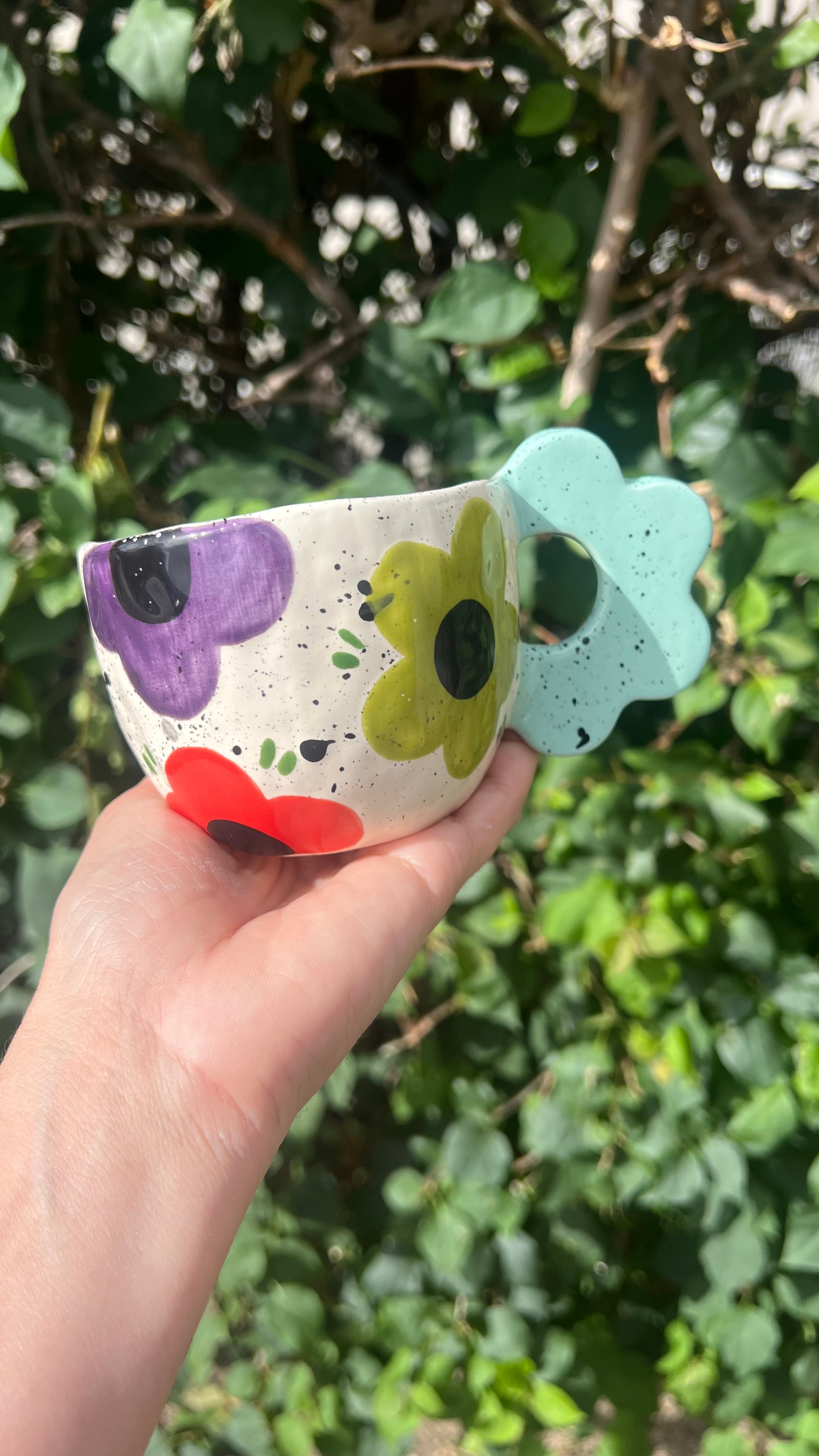 Taza blanca con handle azul de flor - Flores de colores