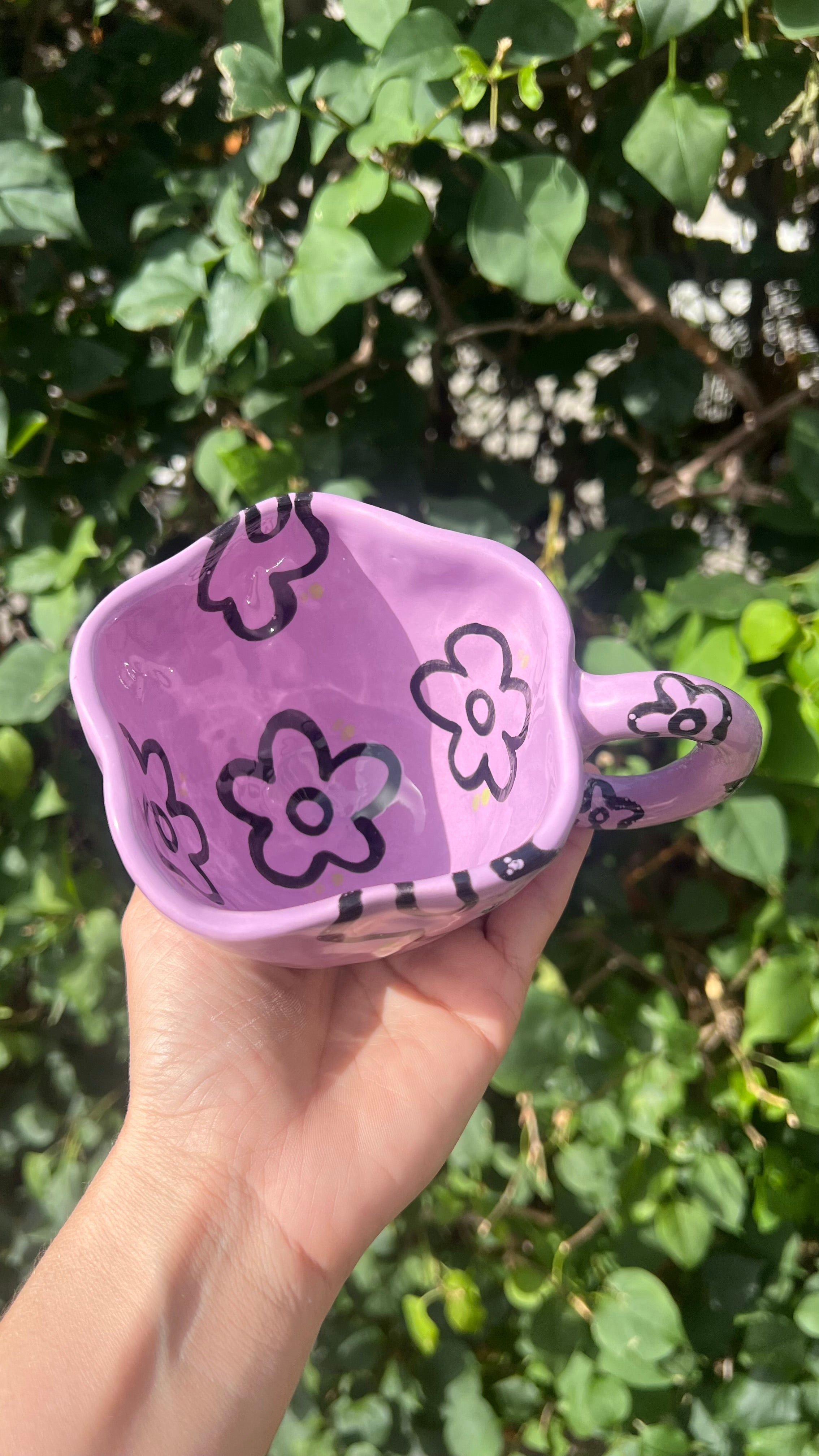 Taza violeta con flores negras